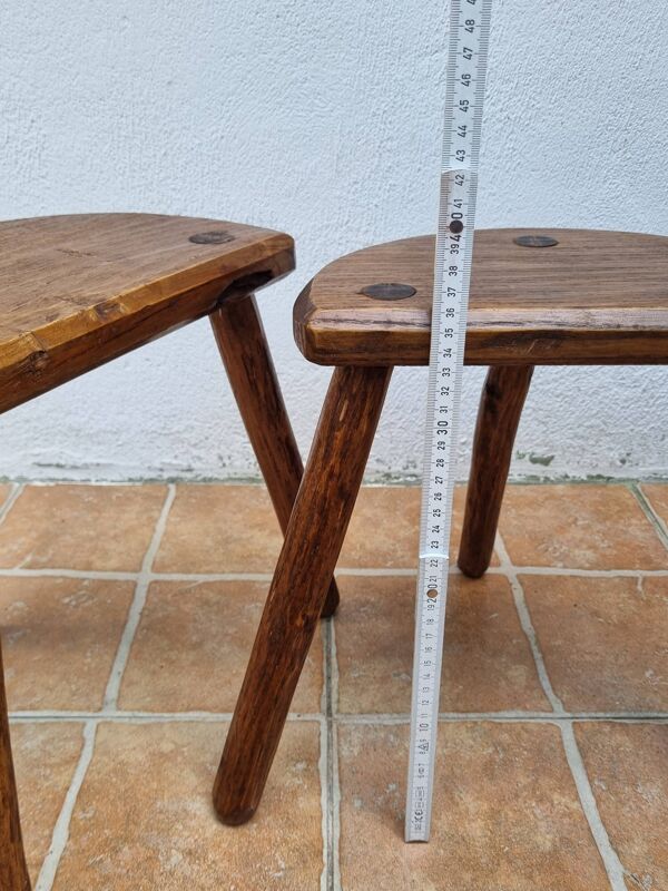 Paire de tabourets tripodes rustiques en bois massif style brutaliste