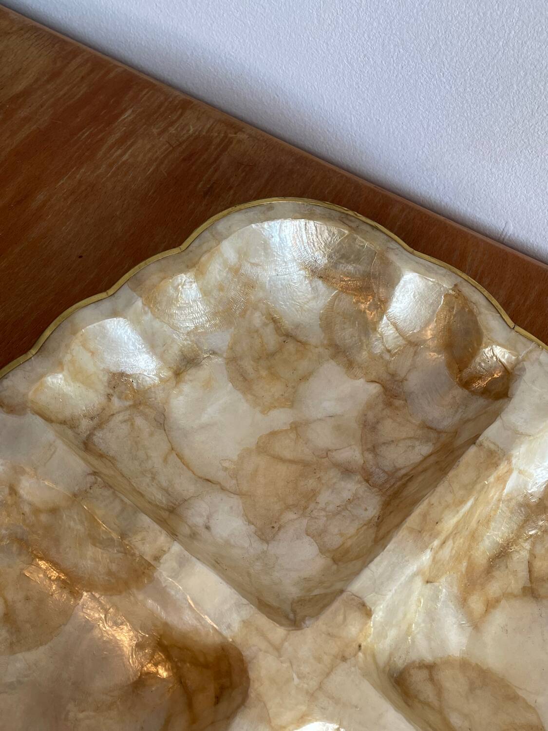 Plateau compartilenté en nacre et laiton