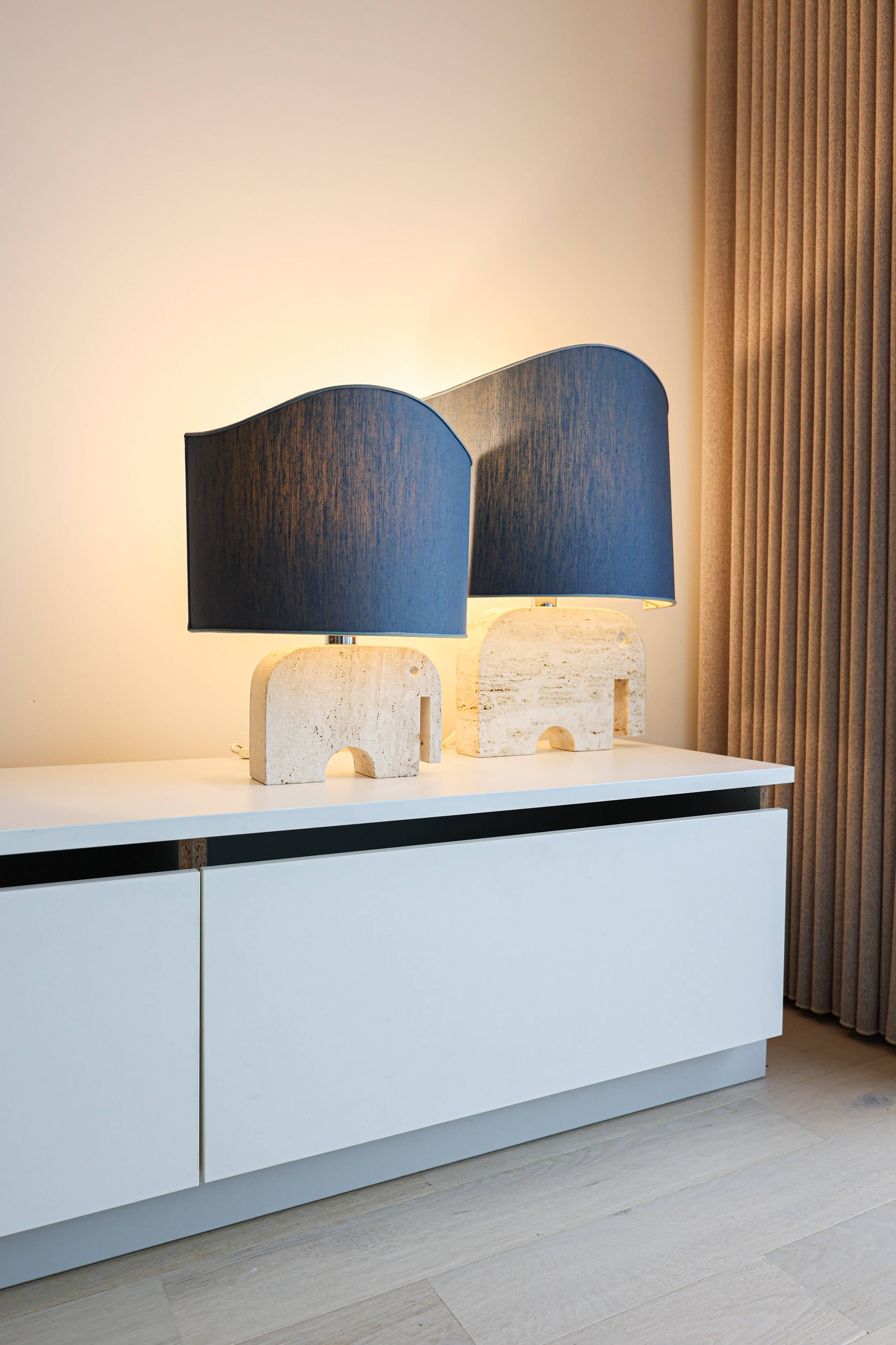 Paire de lampes de table en travertin en forme d'éléphant, signées Fratelli Mannelli, années 1970, Italie