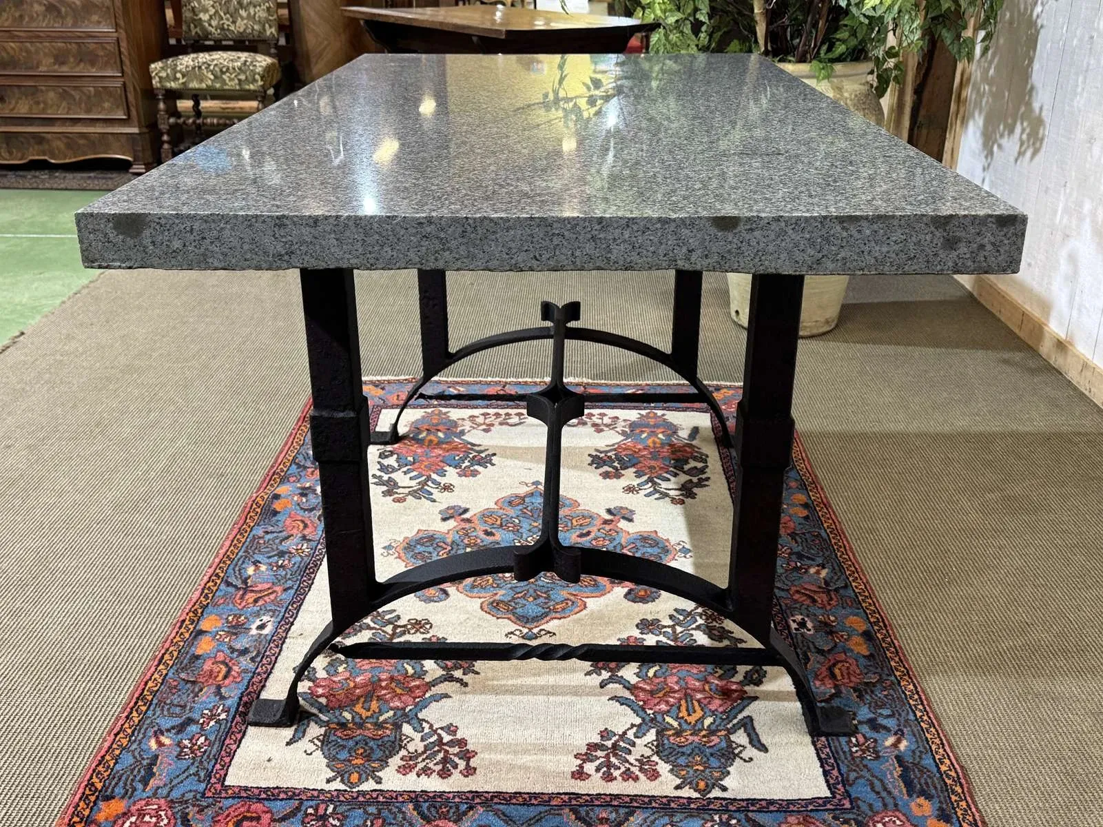 Table en marbre et piétement fonte
