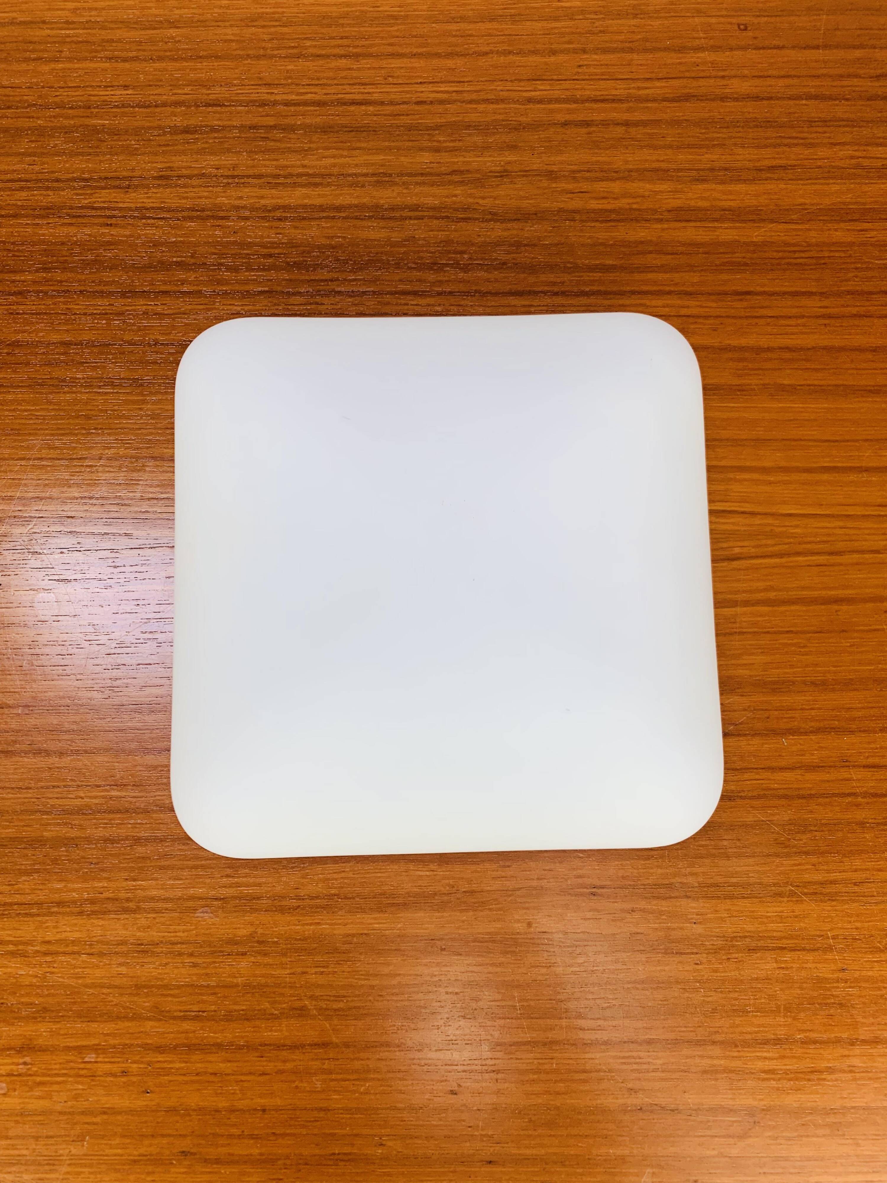 Applique carrée en opaline blanche Vitouver, années 60