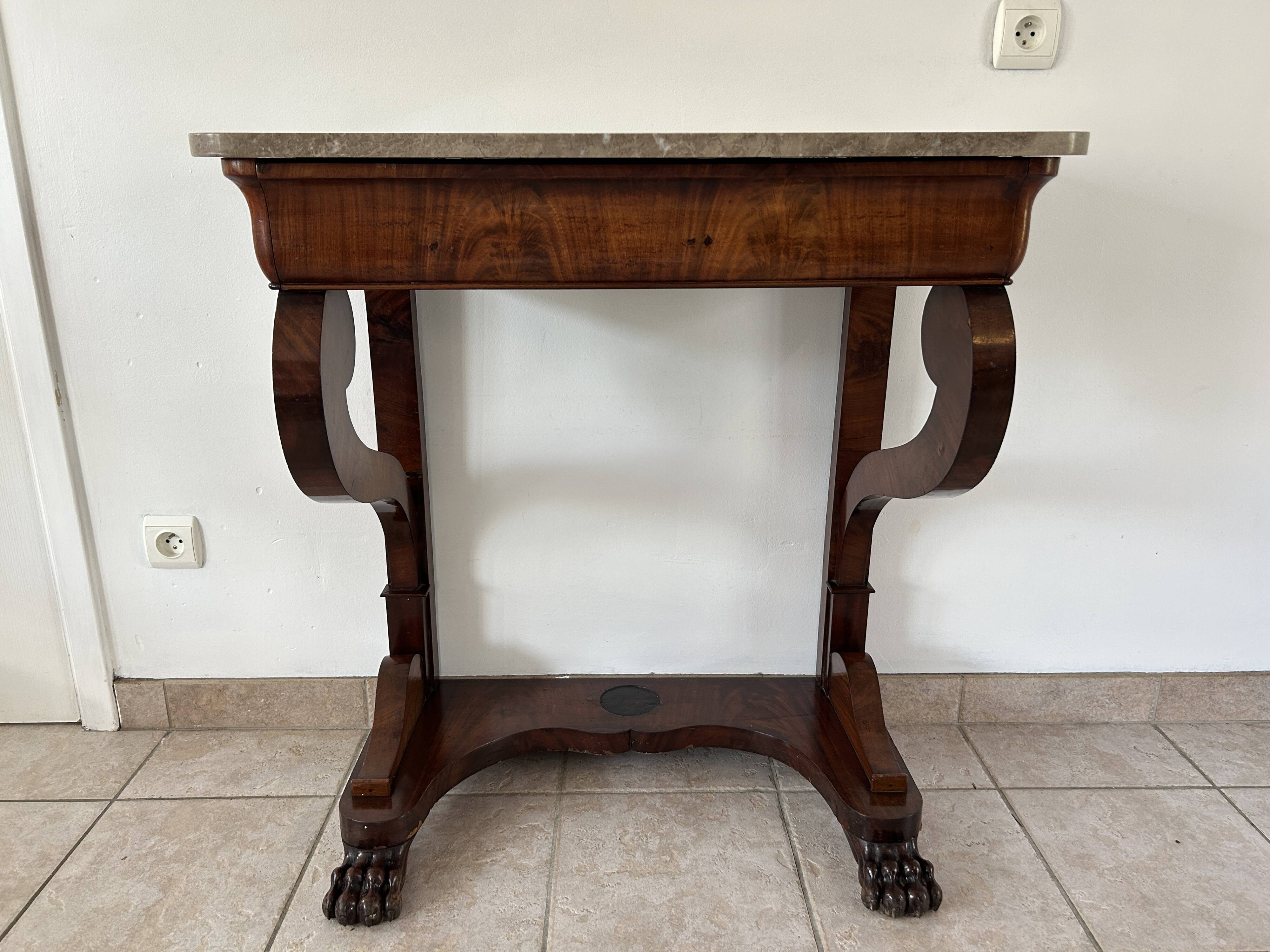 Console d'époque Louis-Philippe, placage d'acajou et marbre