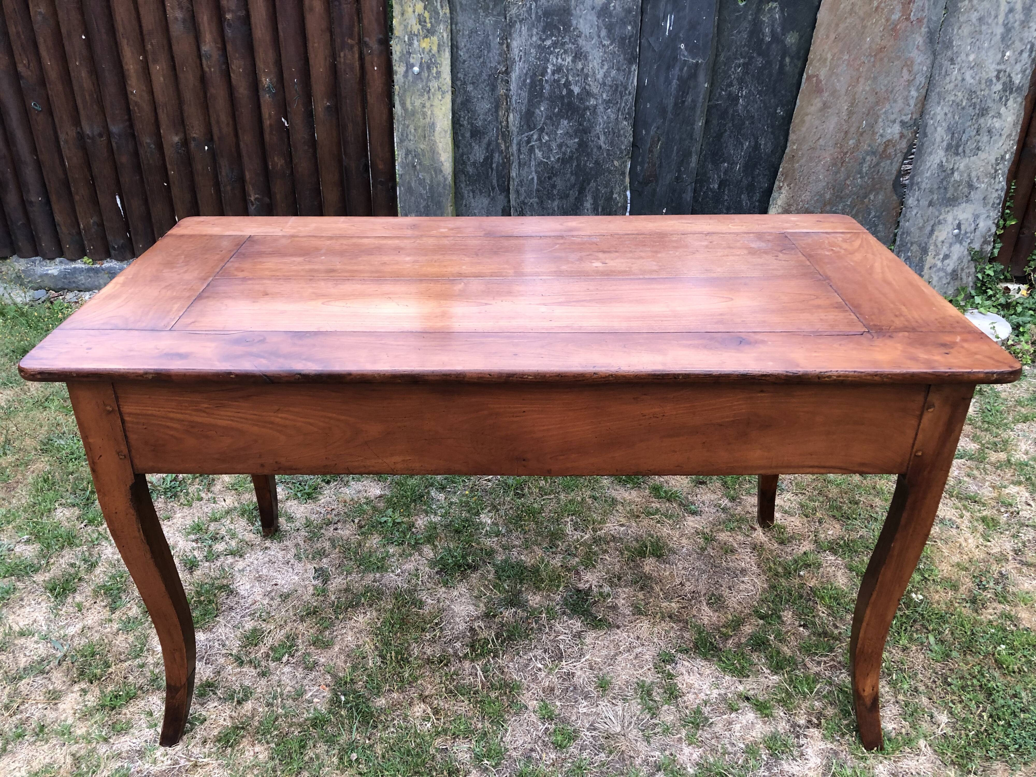 Table de ferme ancienne de style Louis XV à piétement dit pied biche en cerisier massif à 2 tiroirs