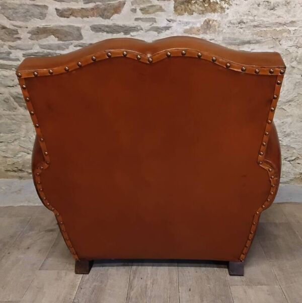 Fauteuil club dossier moustache