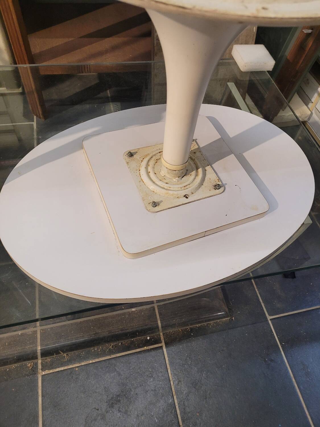 Vintage oval coffee table with tulip foot from the 70s