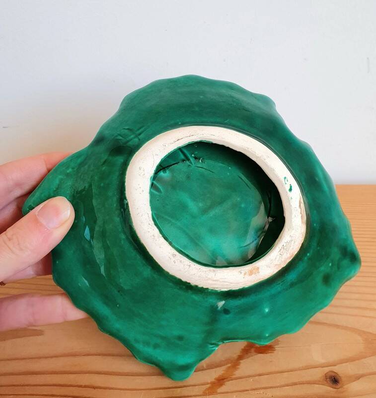 Empty ceramic pocket in leaf shape