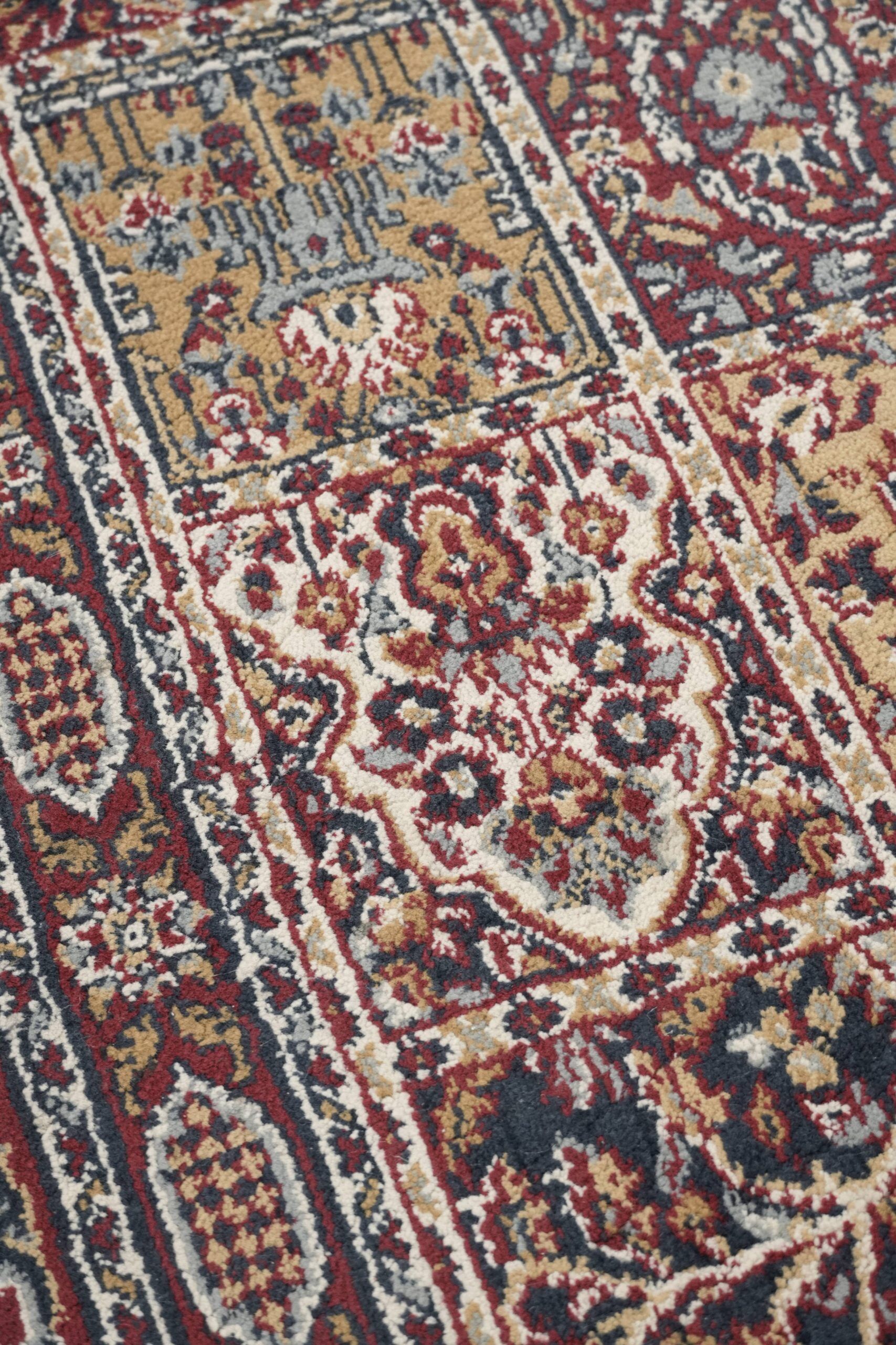 Beautiful rug/carpet with mainly red colours and nice patterns 230x170cm