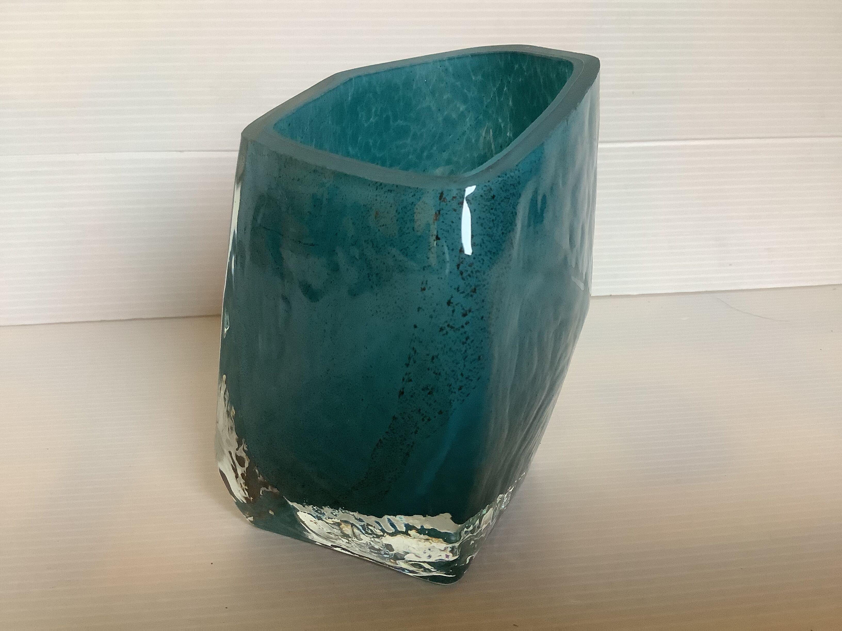 Vase Pentagone bleu et doré pâte de verre