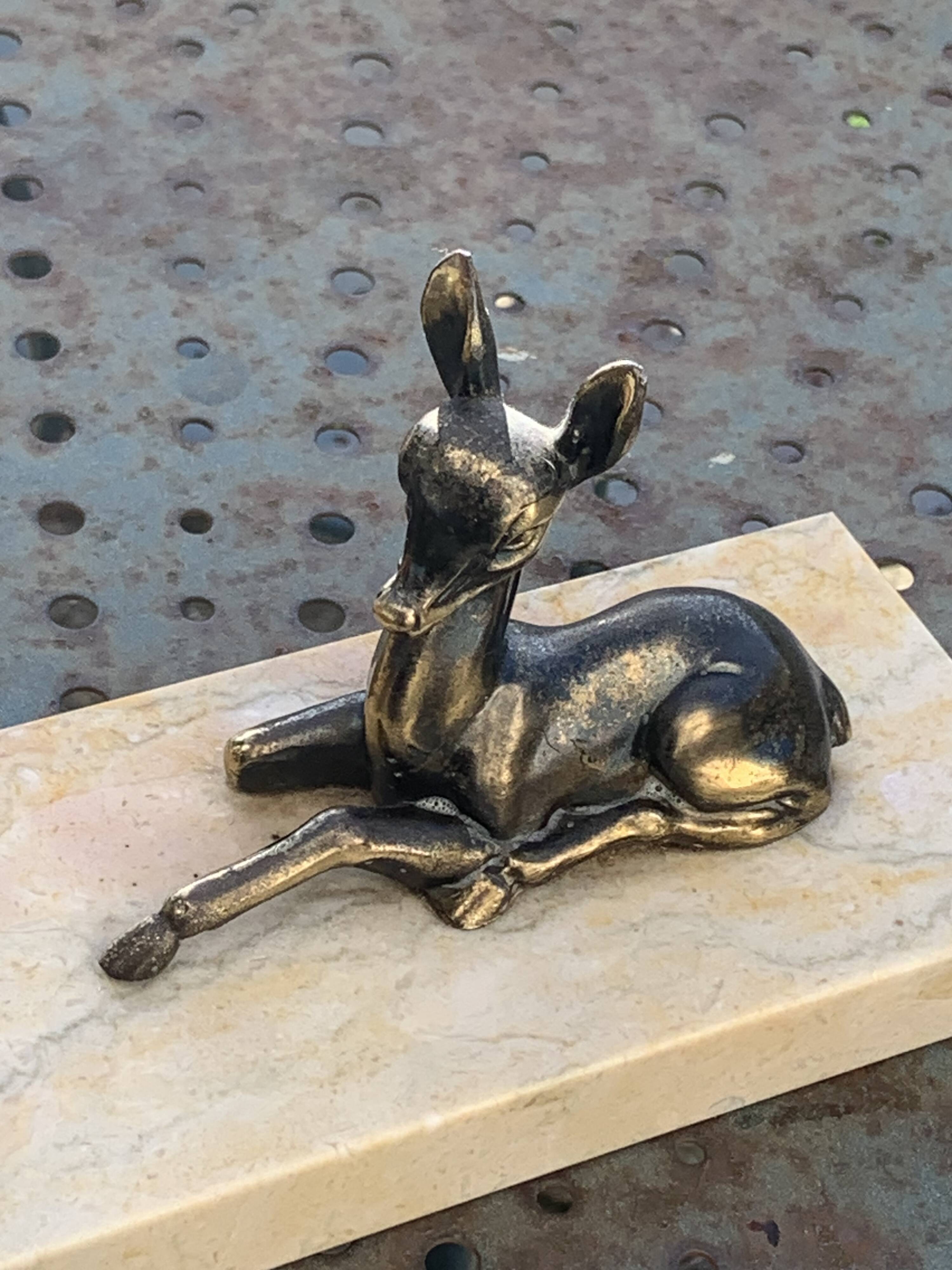 Table lamp, Biche, fawn in gilded brass on a beige marble base, art deco Velvet underside