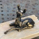Table lamp, Biche, fawn in gilded brass on a beige marble base, art deco Velvet underside