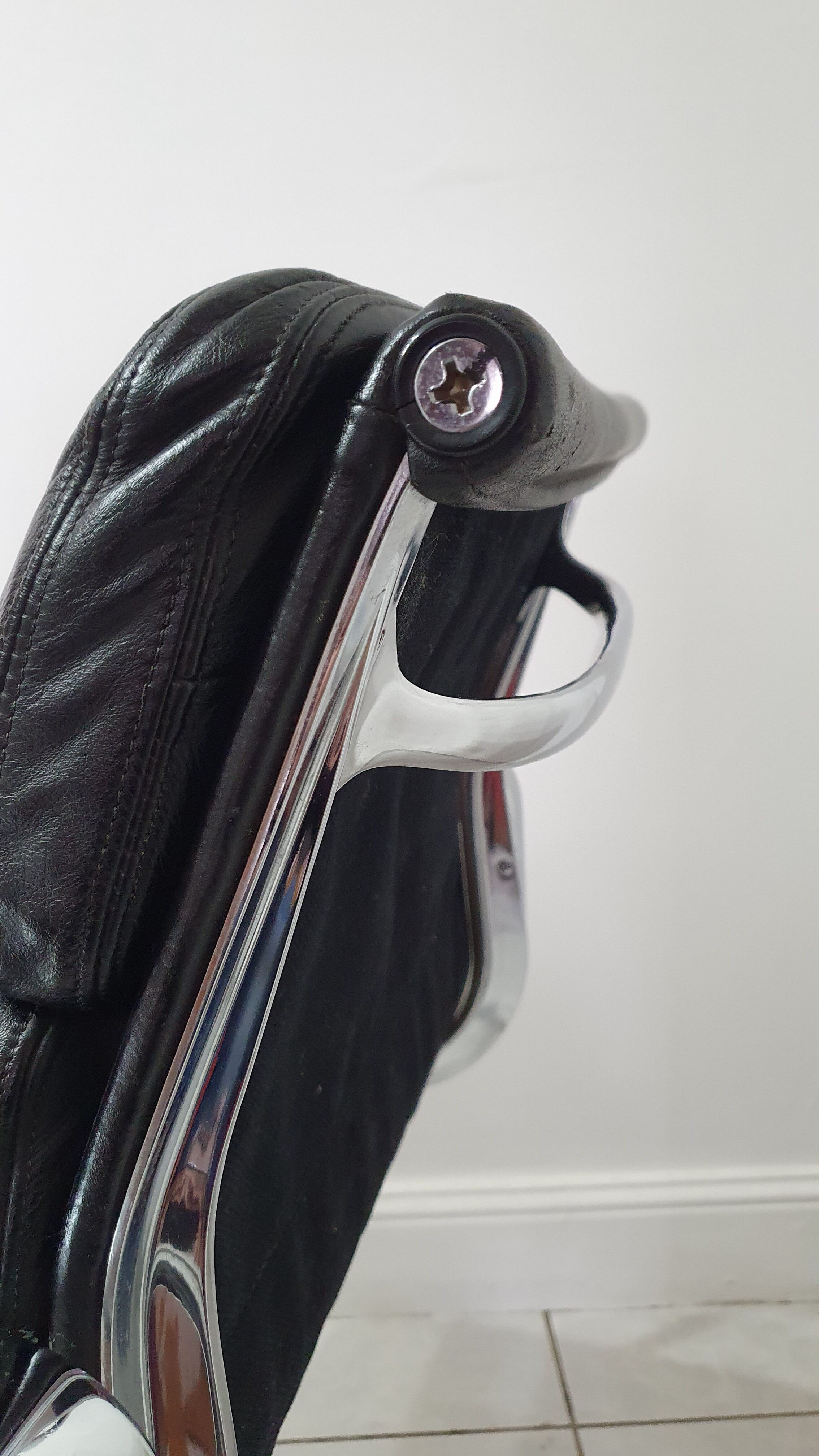 Fauteuil EA208 soft pad Charles et Ray Eames édition Herman Miller