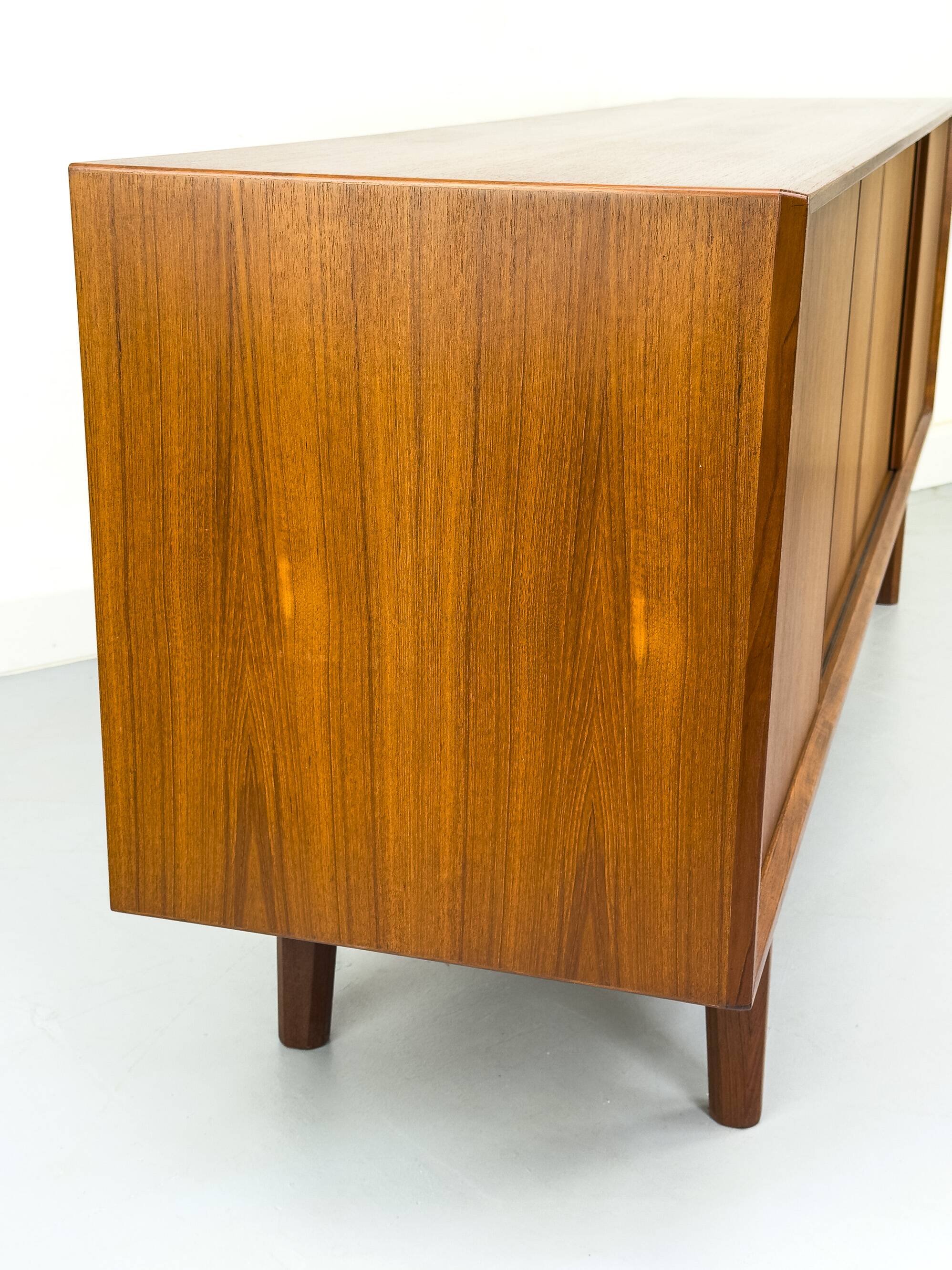 Buffet danois en teck par Henning Kjaernulf pour Bruno Hansen, années 1960