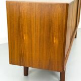 Buffet danois en teck par Henning Kjaernulf pour Bruno Hansen, années 1960