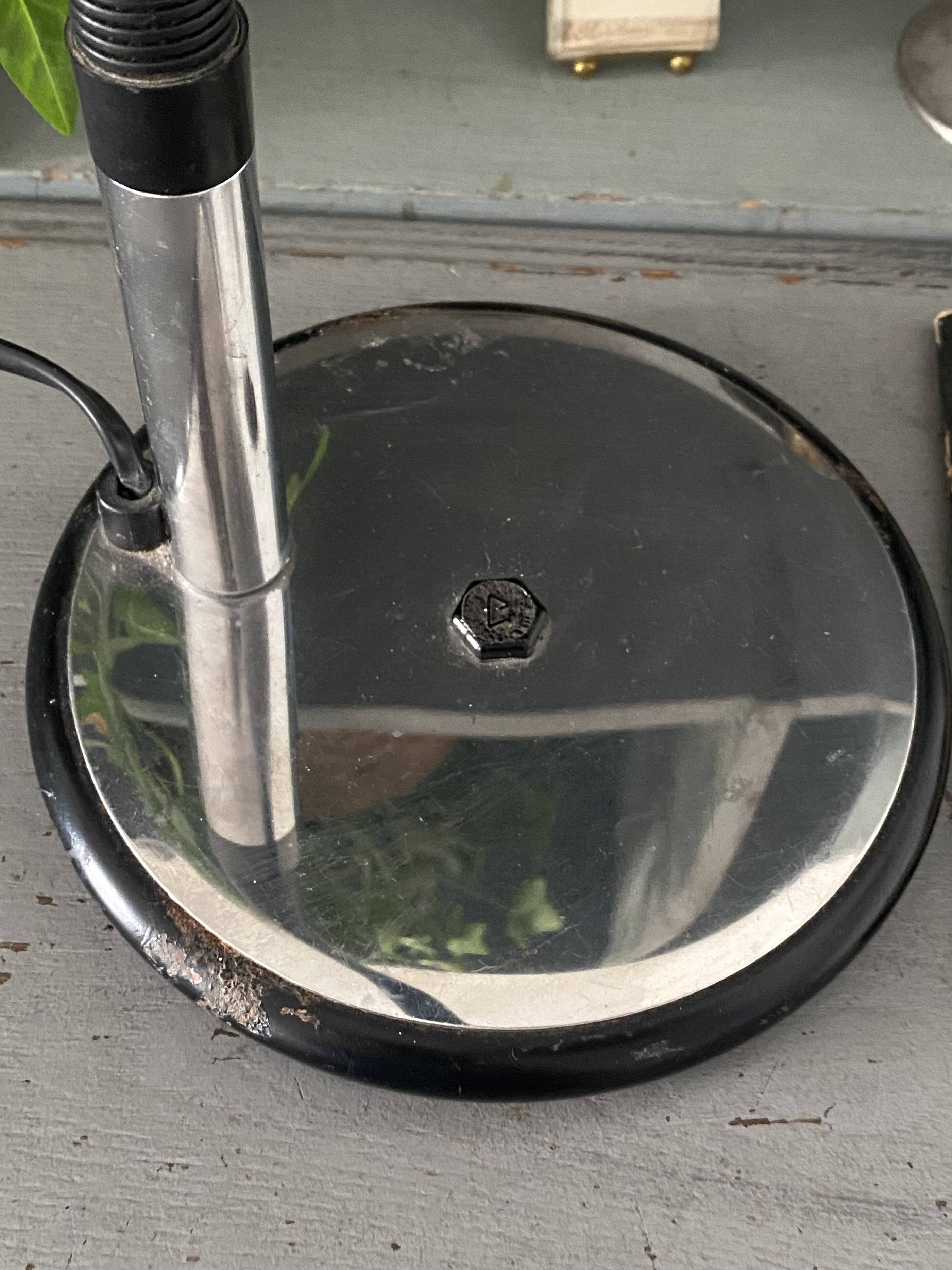 Articulated desk lamp