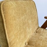 Fauteuil moderne du milieu du siècle restauré en tissu velours jaune et cadre en bois clair