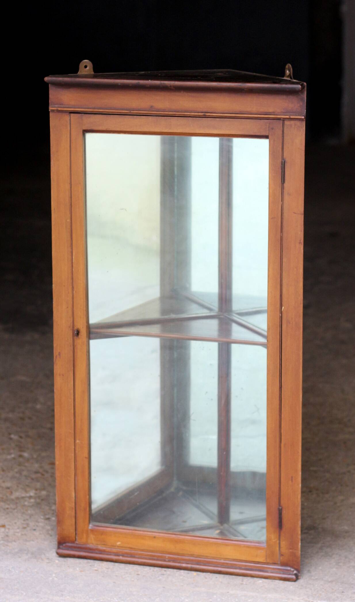 Adorable corner display cabinet in mahogany from the 29th century.