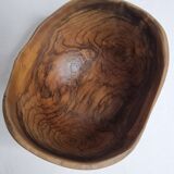 Saladier sculpté en bois d'olivier, signé