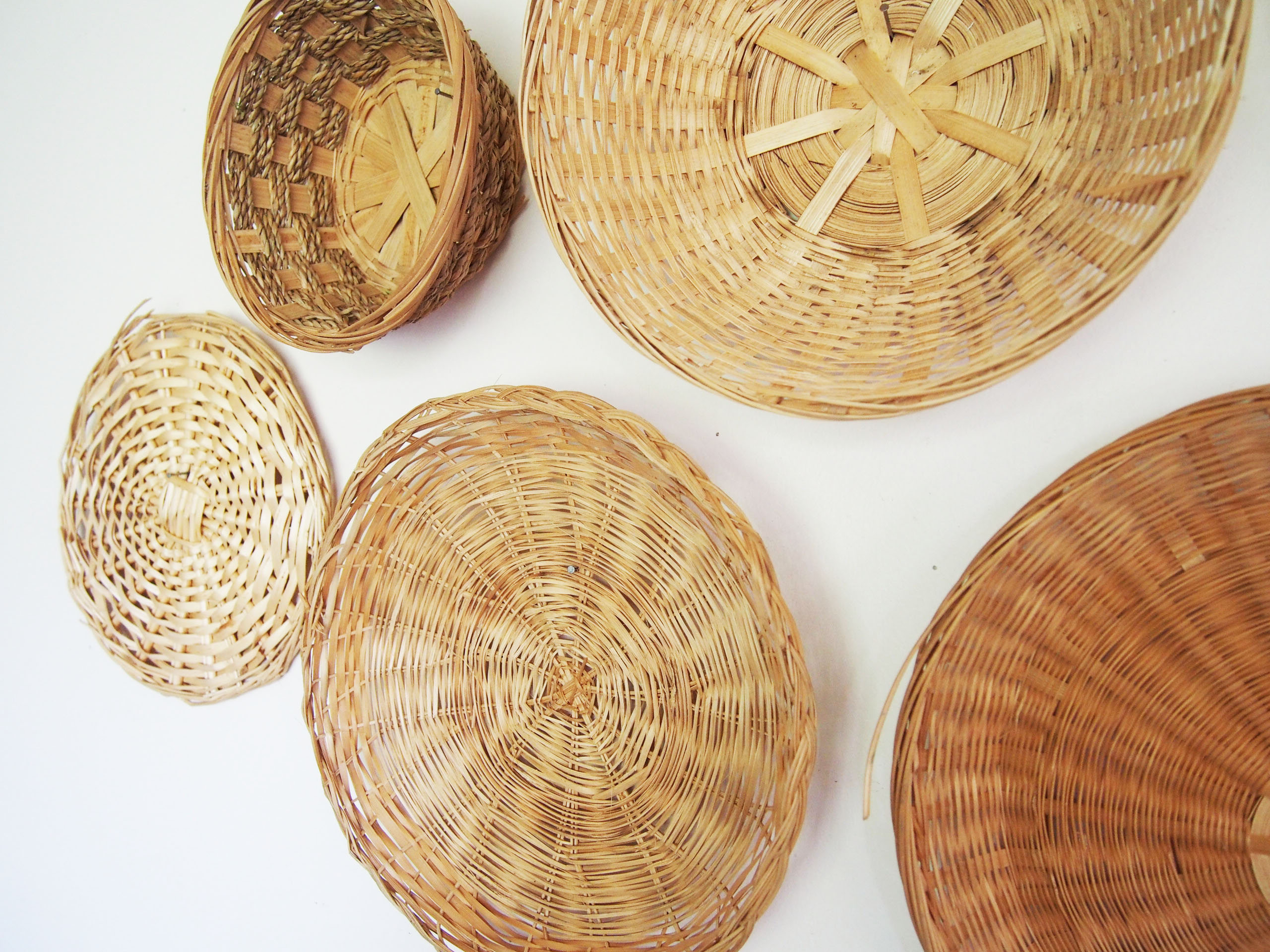 Wall composition of 8 baskets wicker