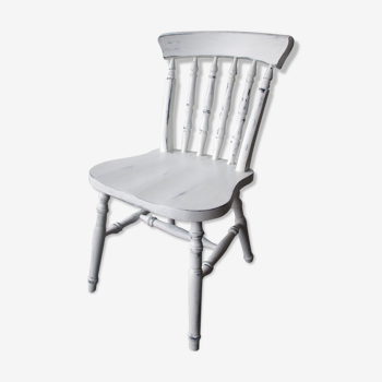 Chaise en bois blanc