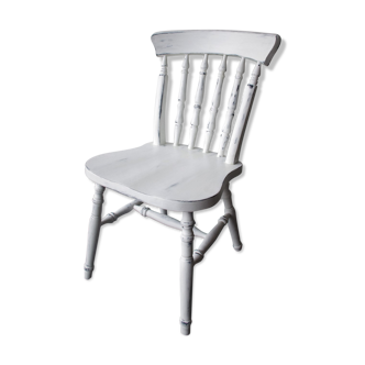 Chaise en bois blanc