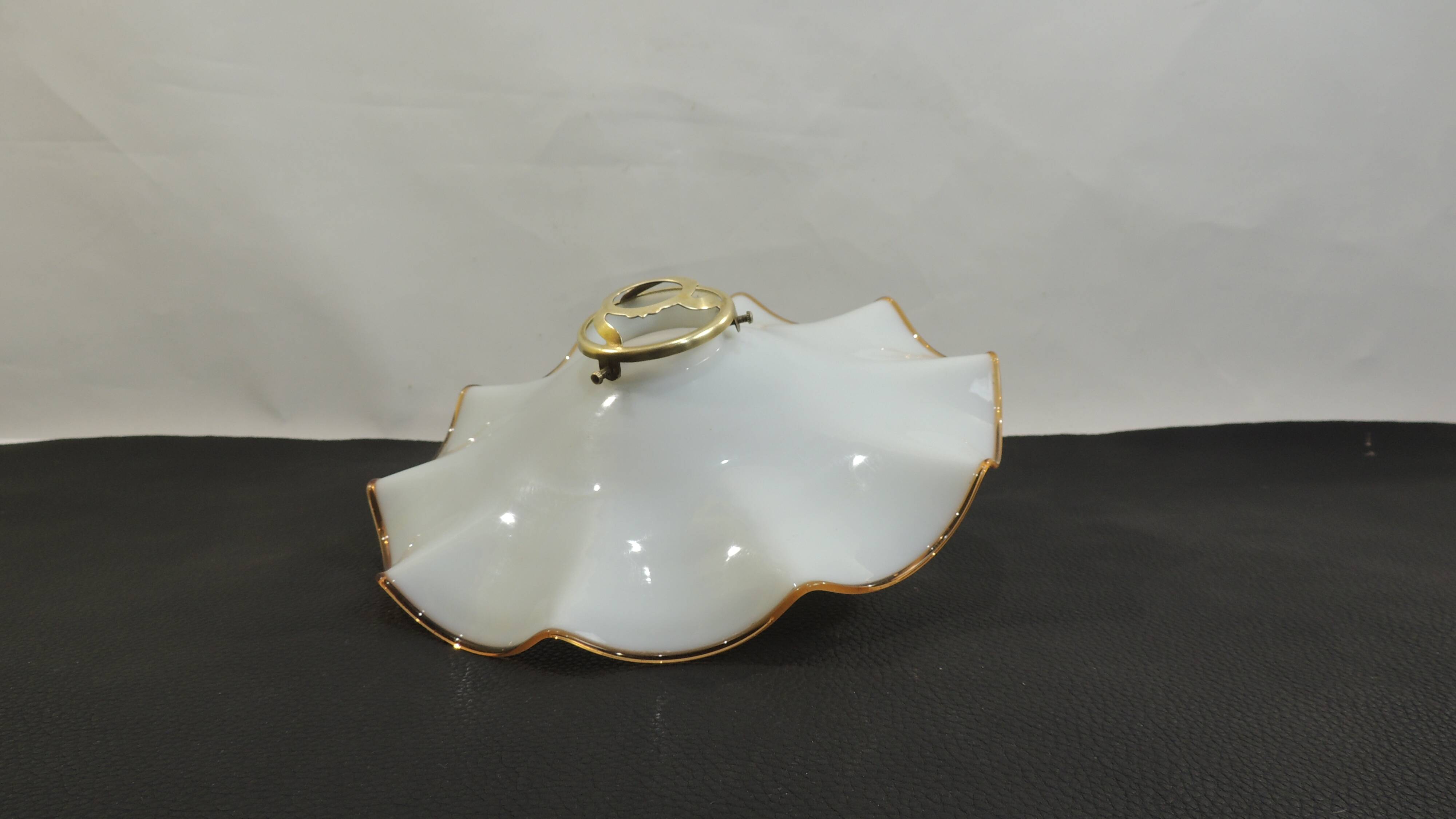 Abat-jour vintage en verre opalin blanc bord ambré ondulé – Suspension ou l