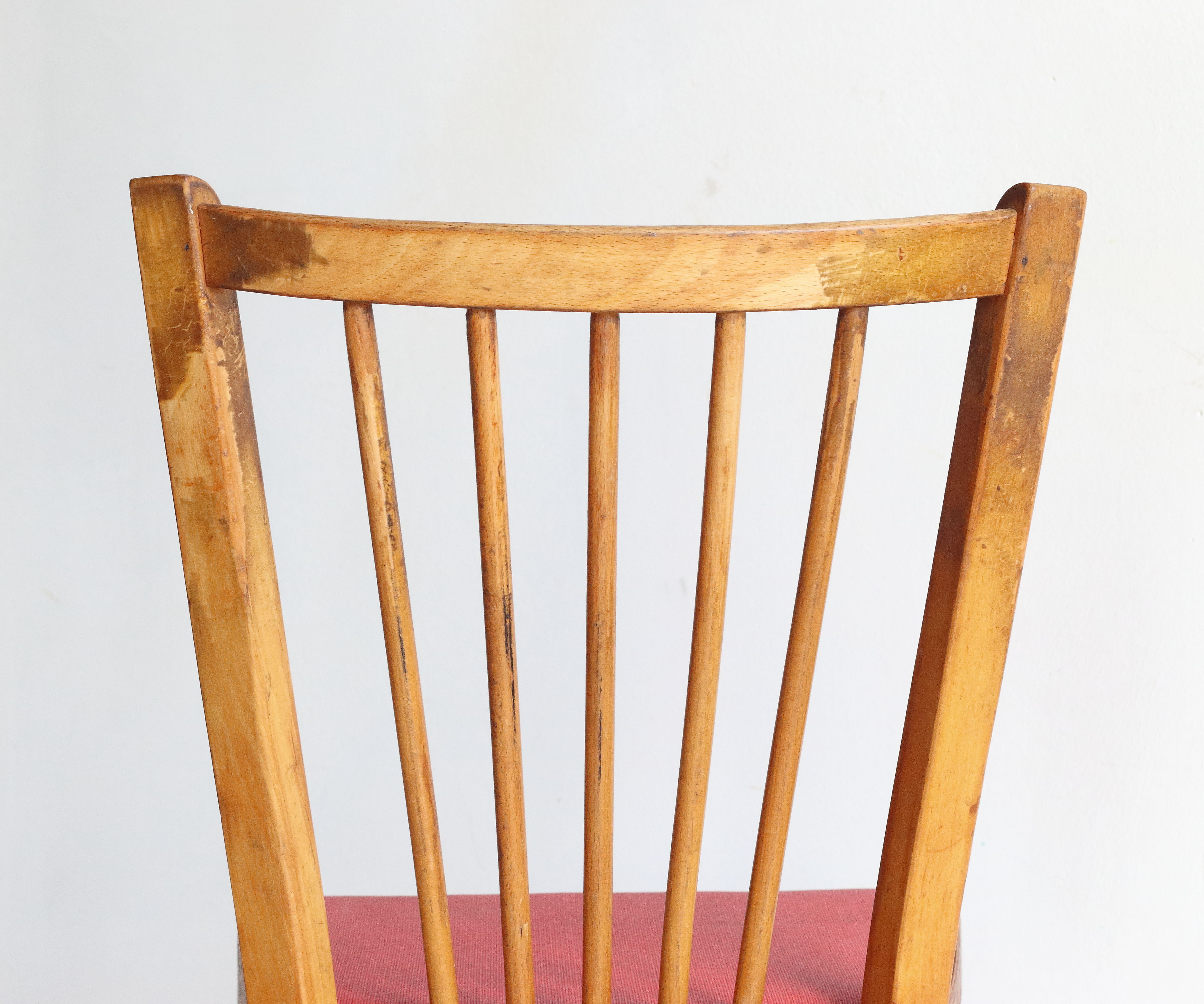 Bistro chair with bars of the 50s in wood and imitation red leather