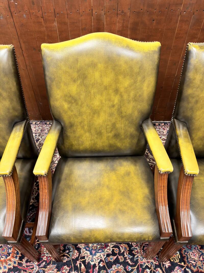 Ensemble de chaises présidentielles Chesterfield anglaises classiques.