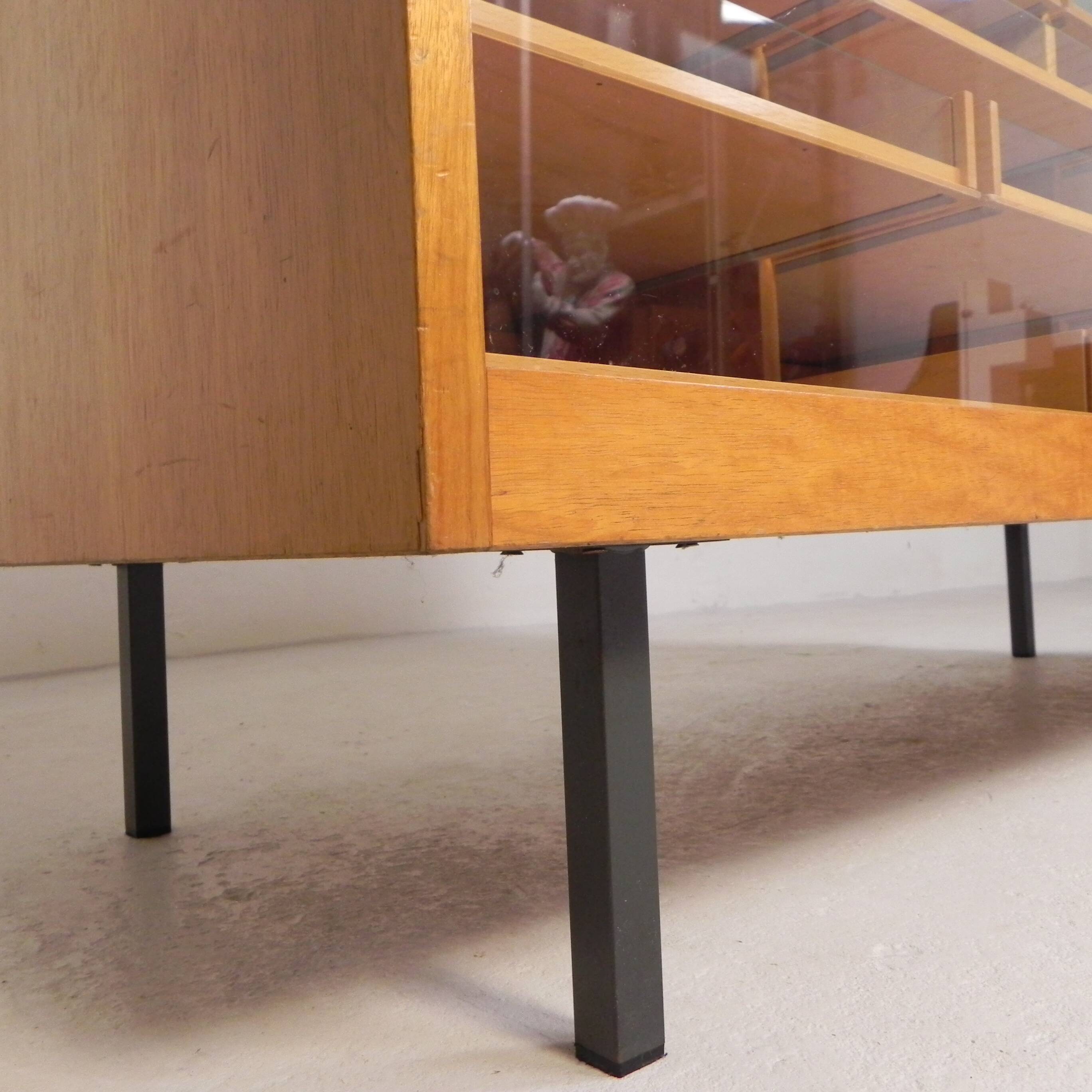 Counter, display case by Ladenbau Brixius, 150 cm long, 1950s.