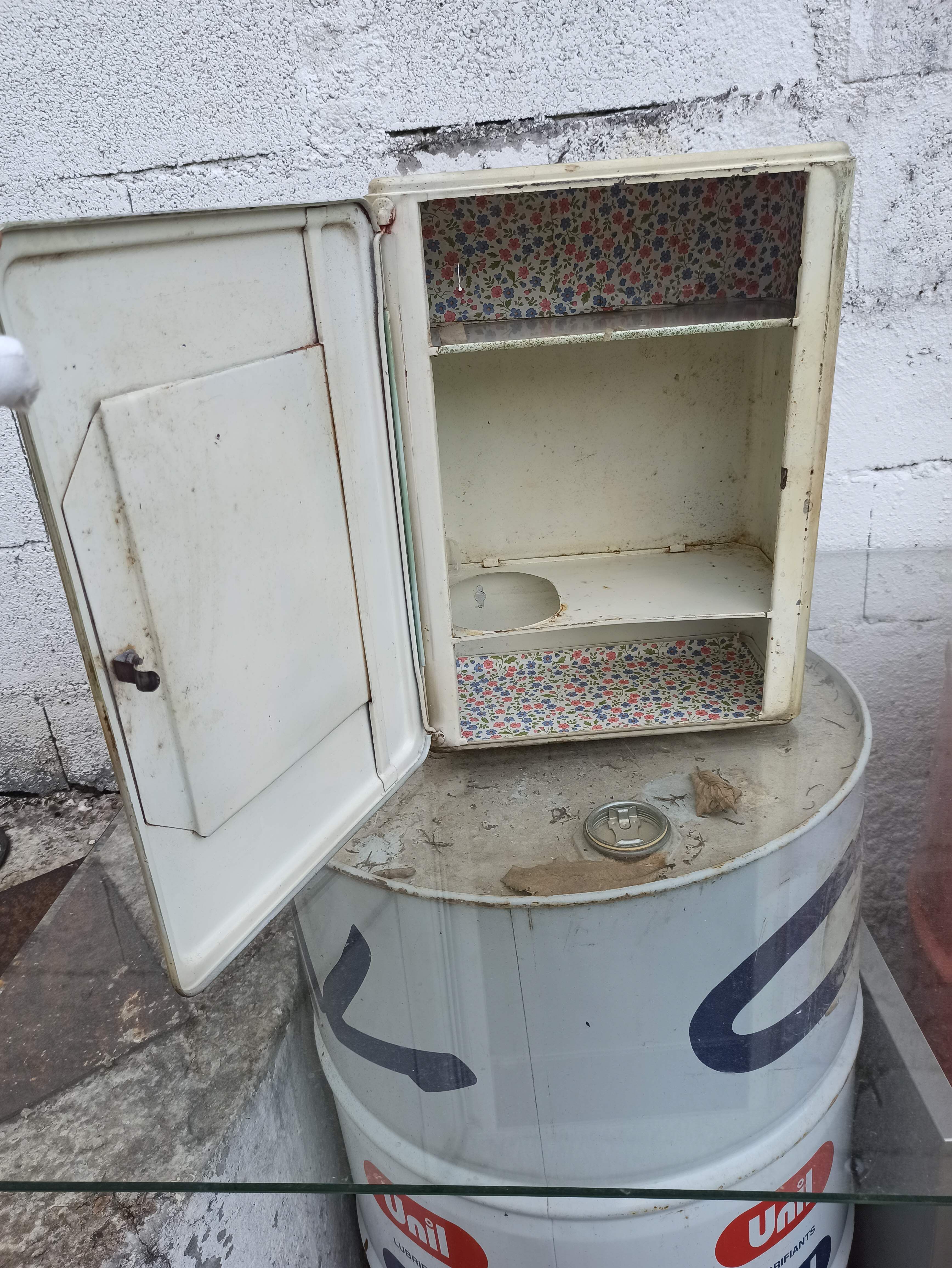 Medicine cabinet in mirror painted sheet metal
