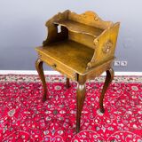 Table de chevet ou table d’appoint en chêne de style rococo, vers les années 1930