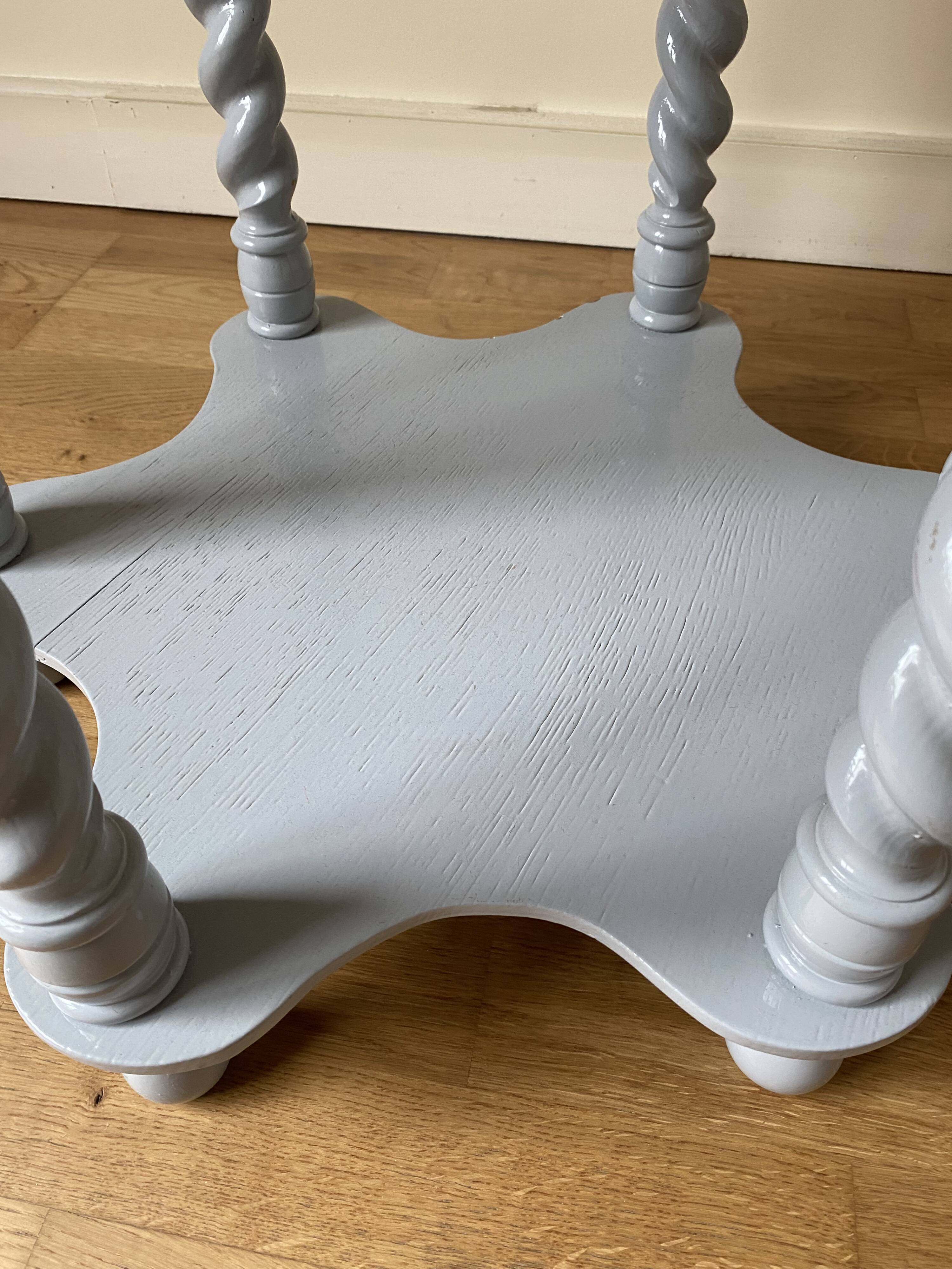 Table en bois grise