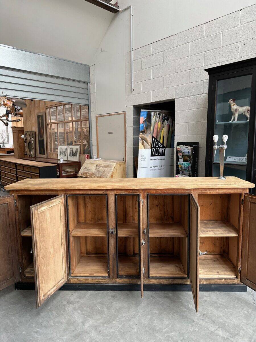 1920s bar counter