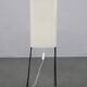 Lampadaire moderne du milieu du siècle sur pieds en fer avec abat-jour en plastique et accent en bois