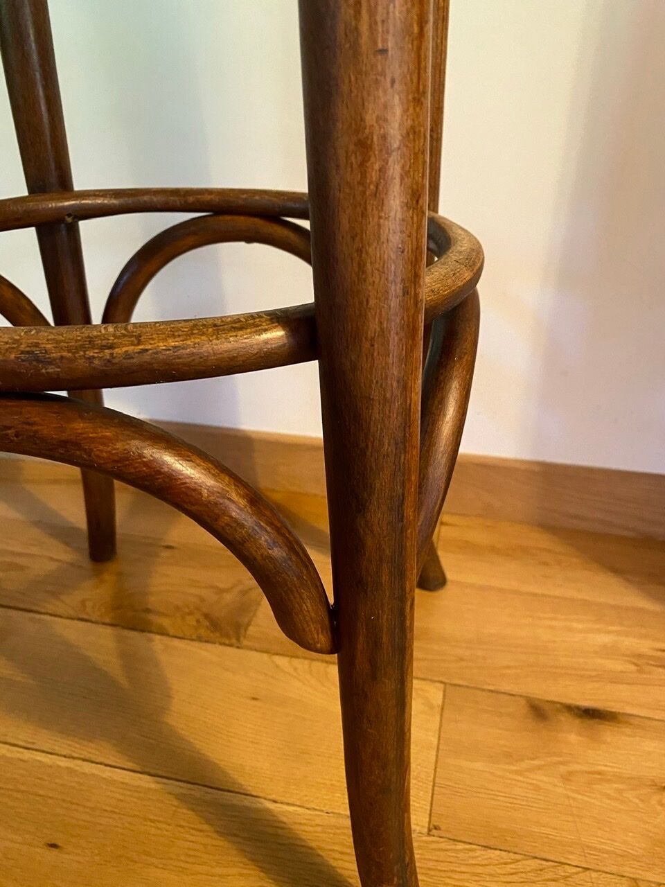 Paire de tabourets de bistrot en bois tourné et assise en skaï rouge XX siècle