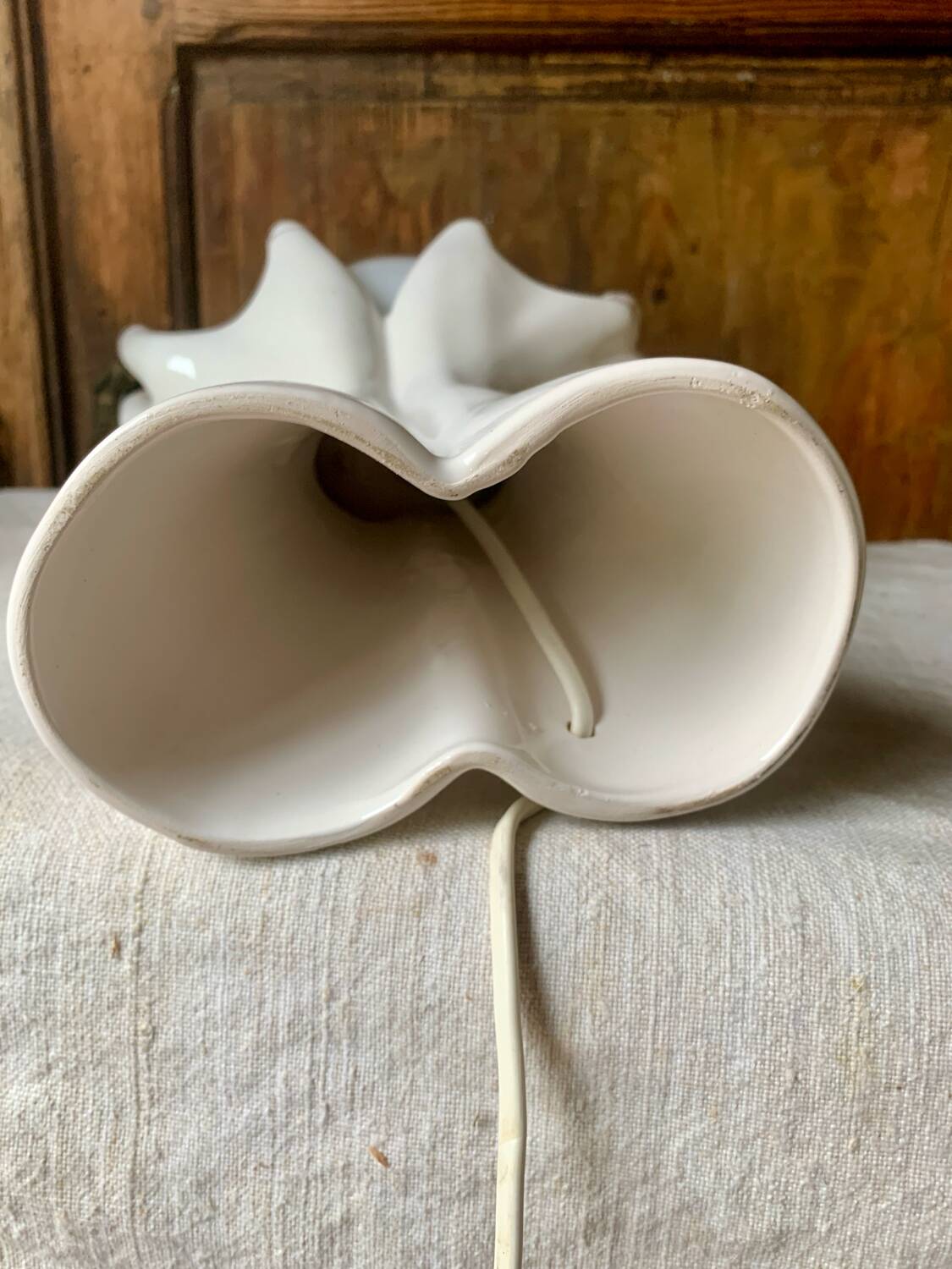 Ceramic table lamp depicting two hands holding a globe, 1980