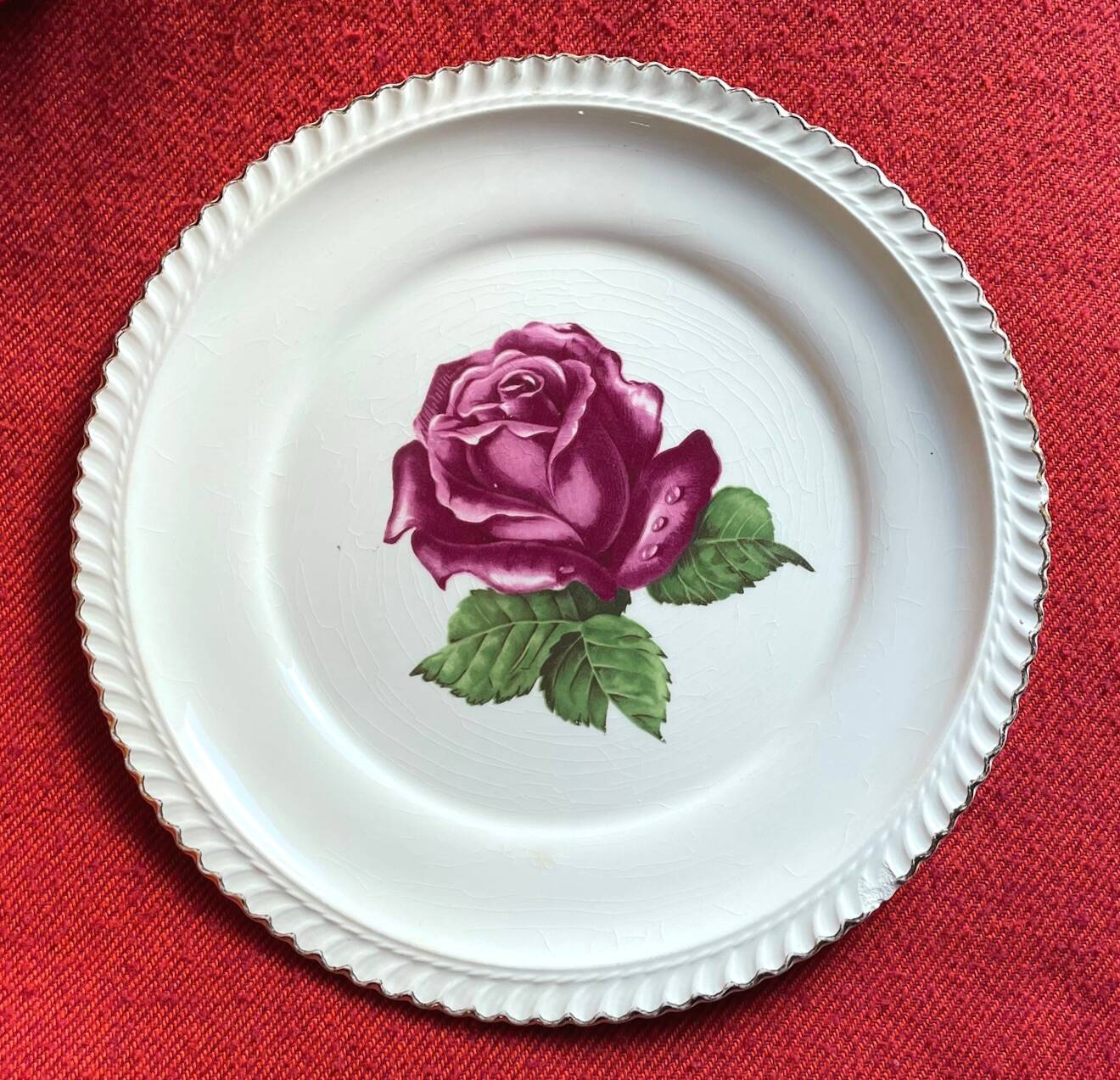 Decorative plate Harker with a red rose in the centre and a 22-carat gold border.