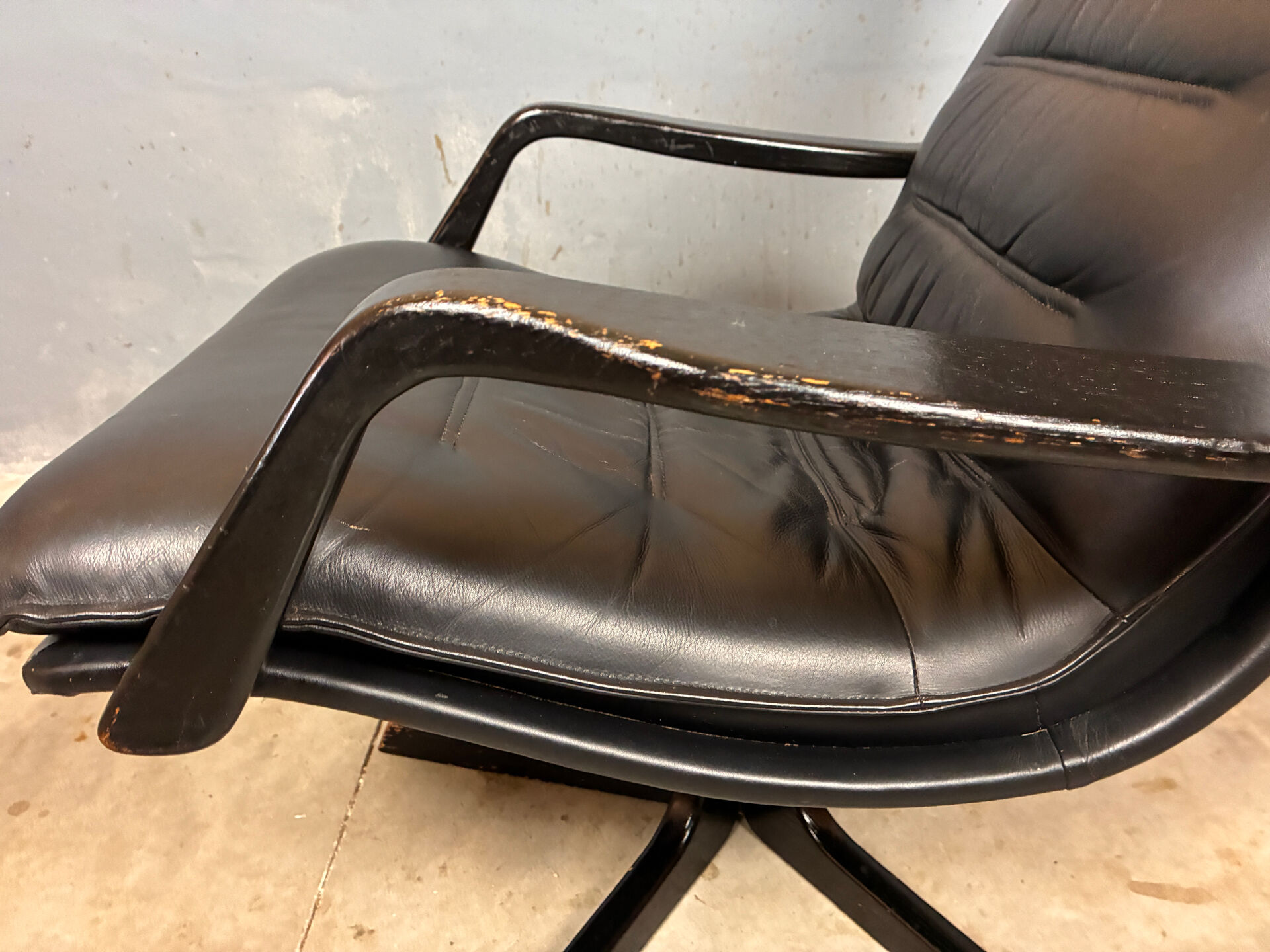 Danish Design Berg C90 Swivel armchair Leather