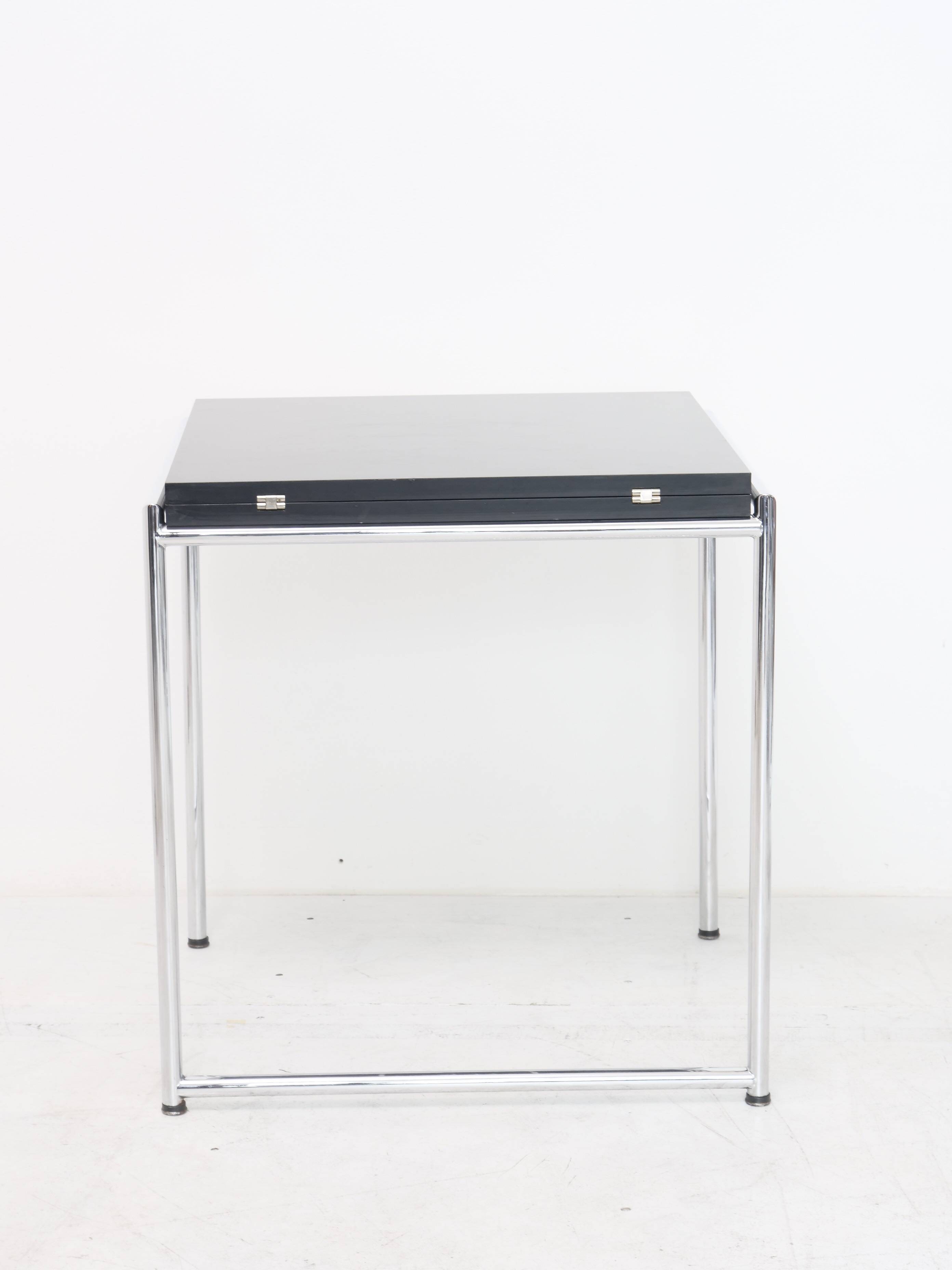 Bauhaus design table model Jean by Eileen Gray