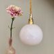 Suspension globe vintage en opaline blanche