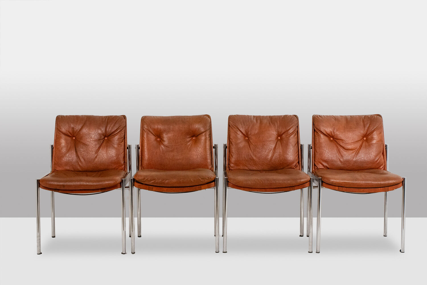 Série de 6 chaises en cuir et métal chromé, années 1970