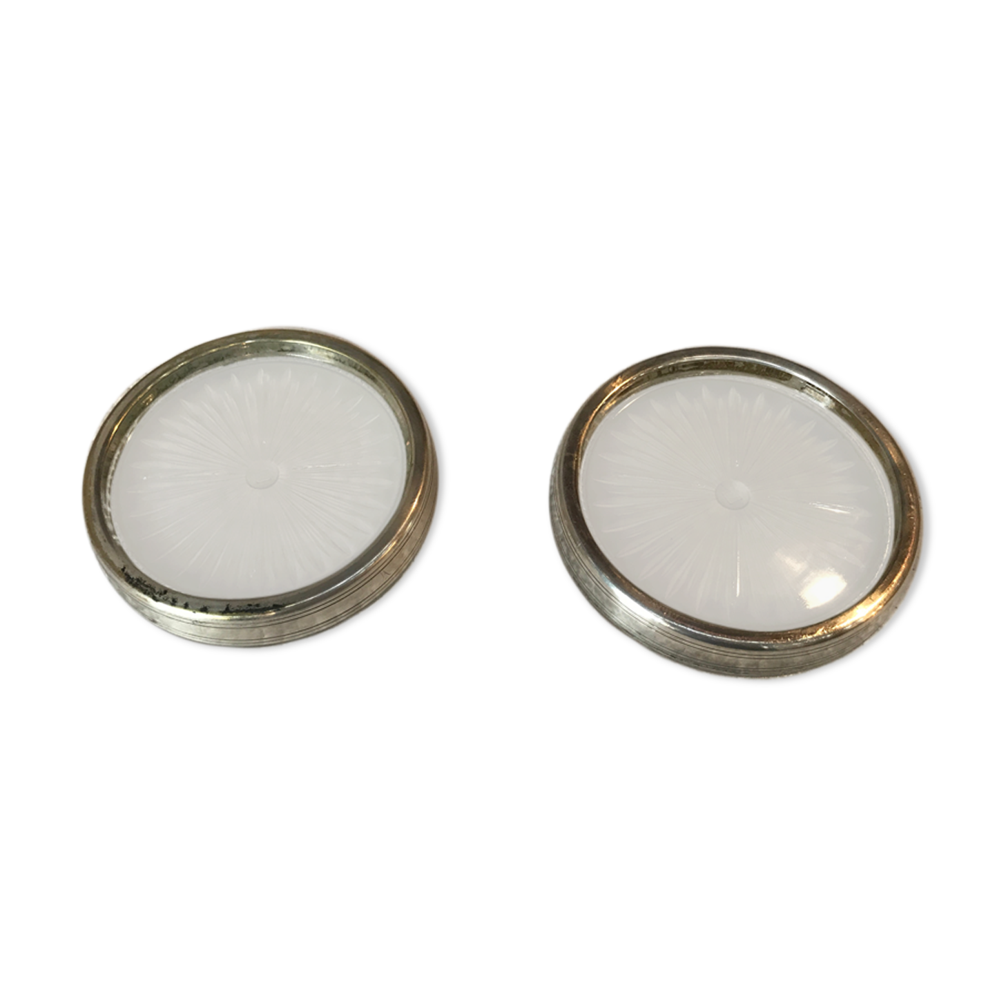 Paire de dessous de bouteille en métal argenté et verre
