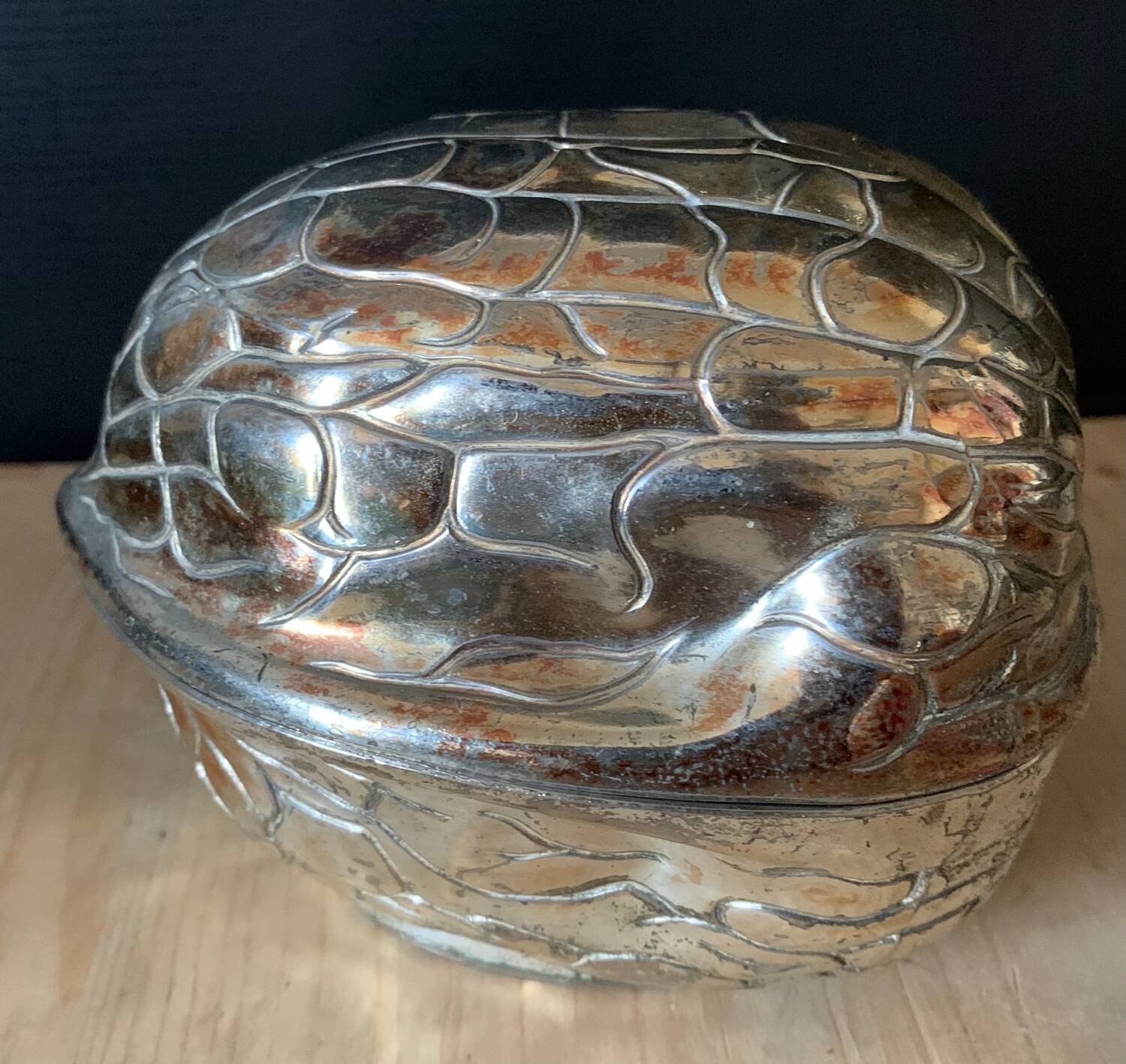 Walnut-shaped box in silver metal