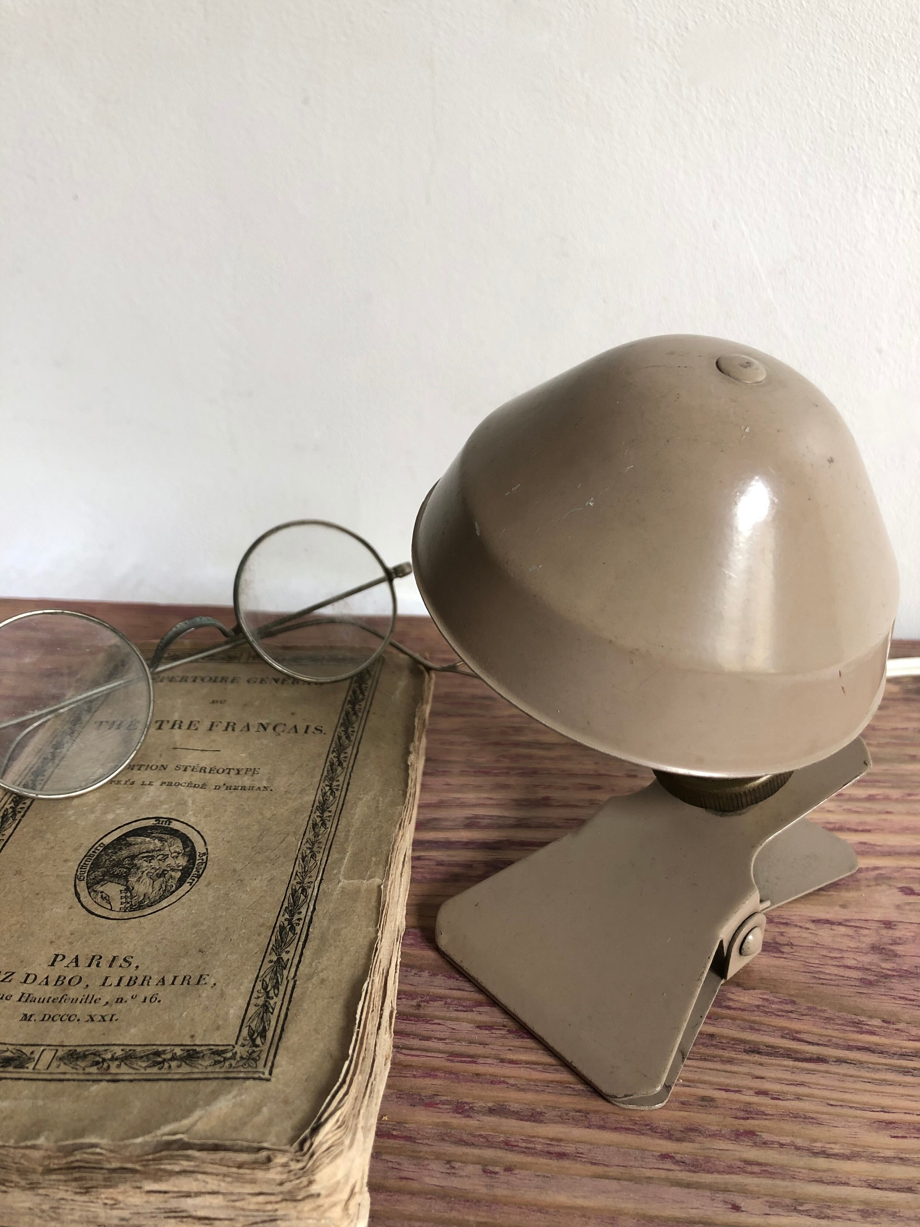 Mushroom clip lamp