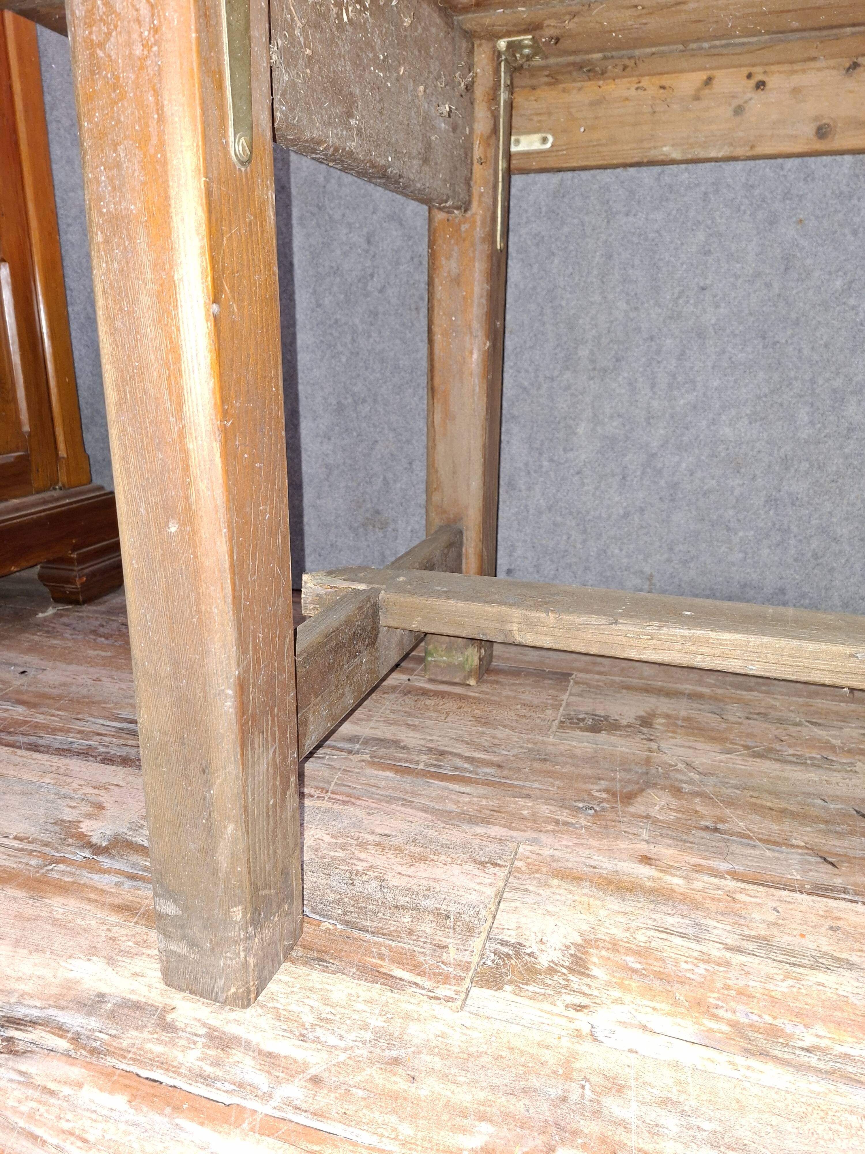 Large farmhouse table in solid wood, from the 19th century.