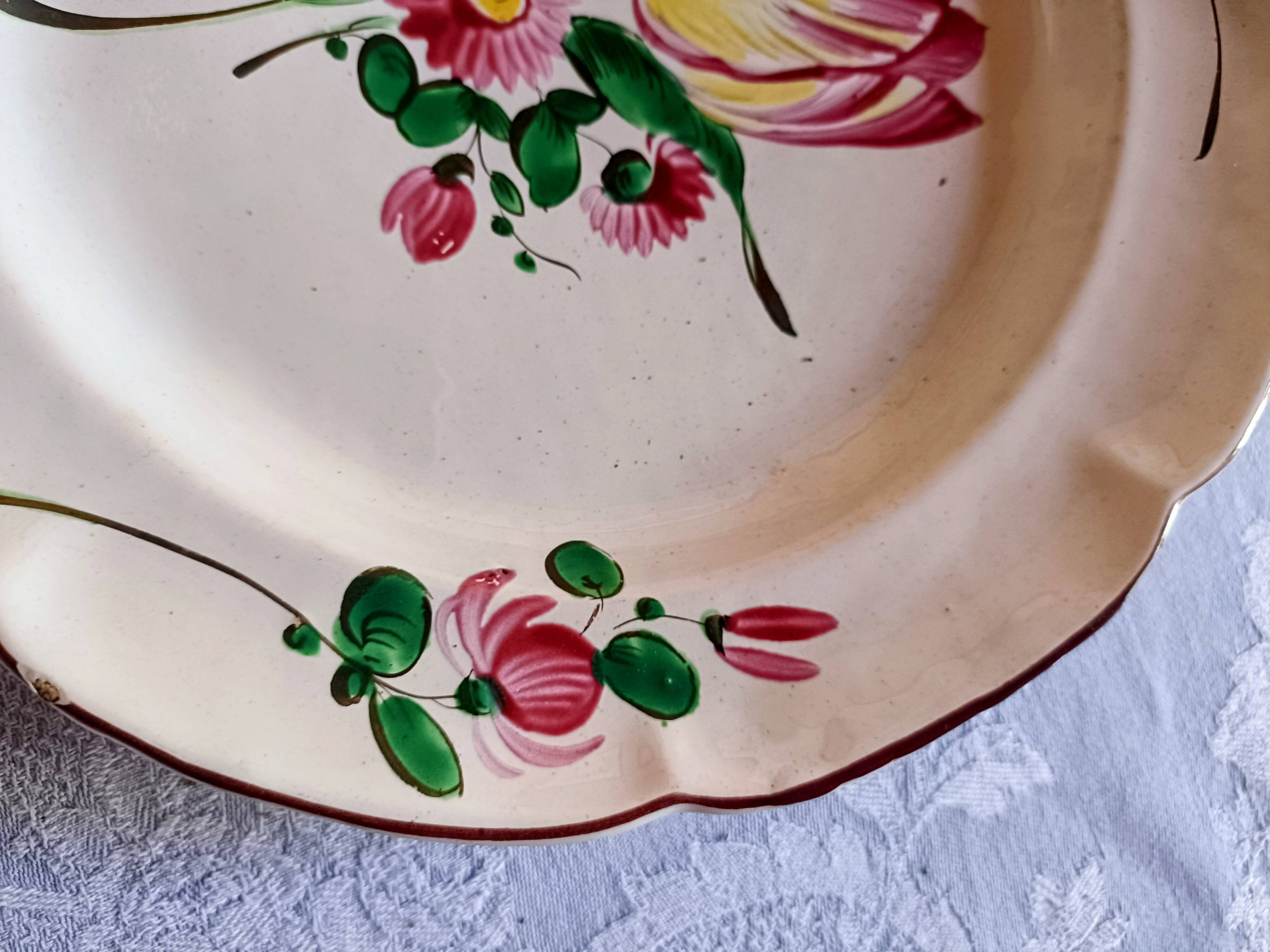 Assiette faïence de l'est St Clément décor tulipe