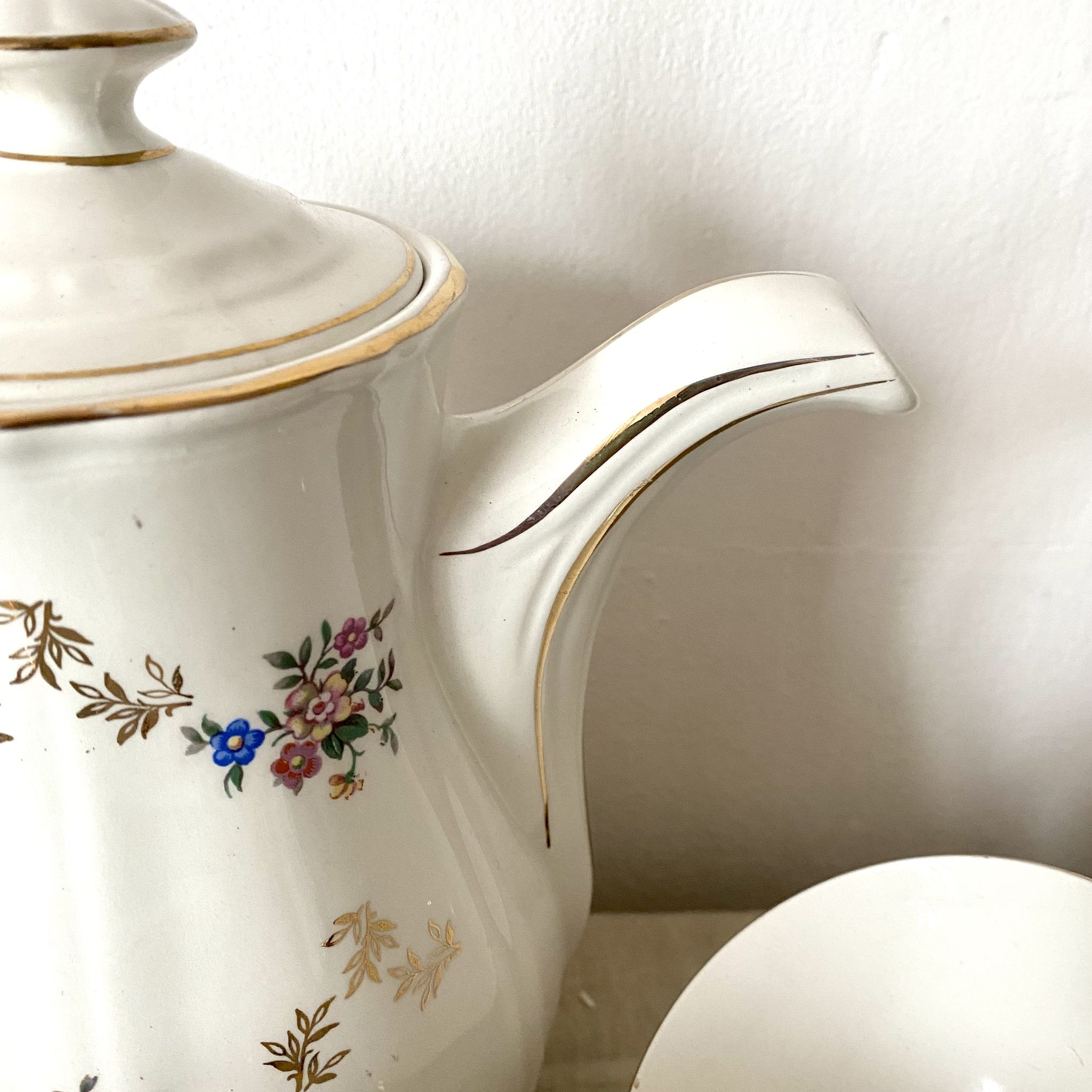 Antique tea set in Amandinoise porcelain