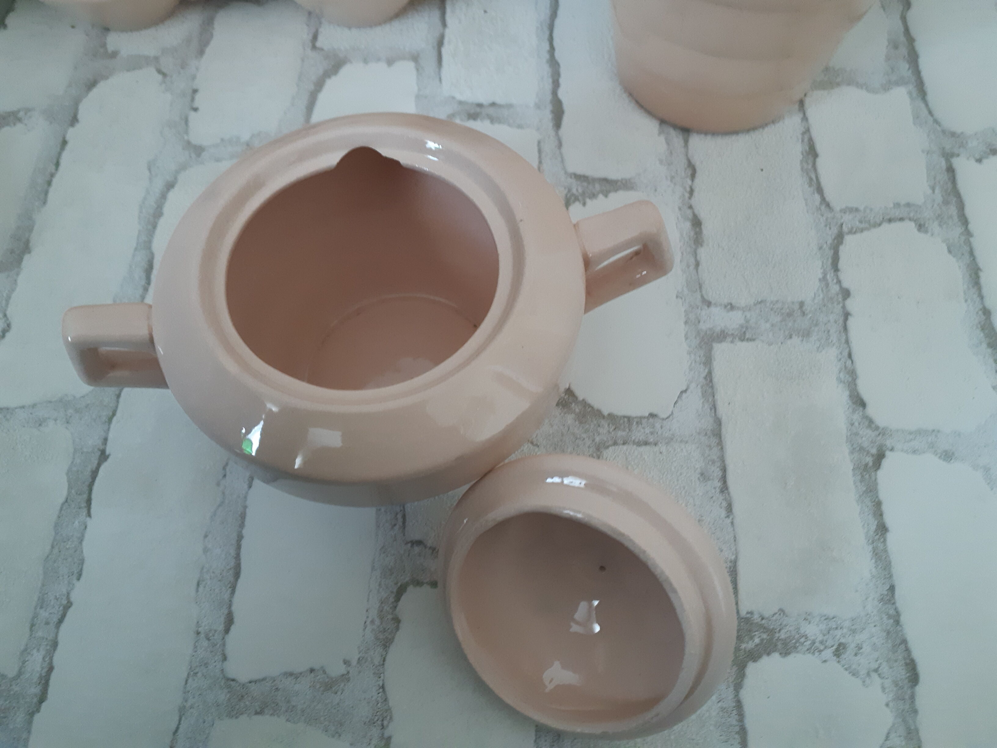 Coffee and tea service in faience of Saint Amand, pink, art deco