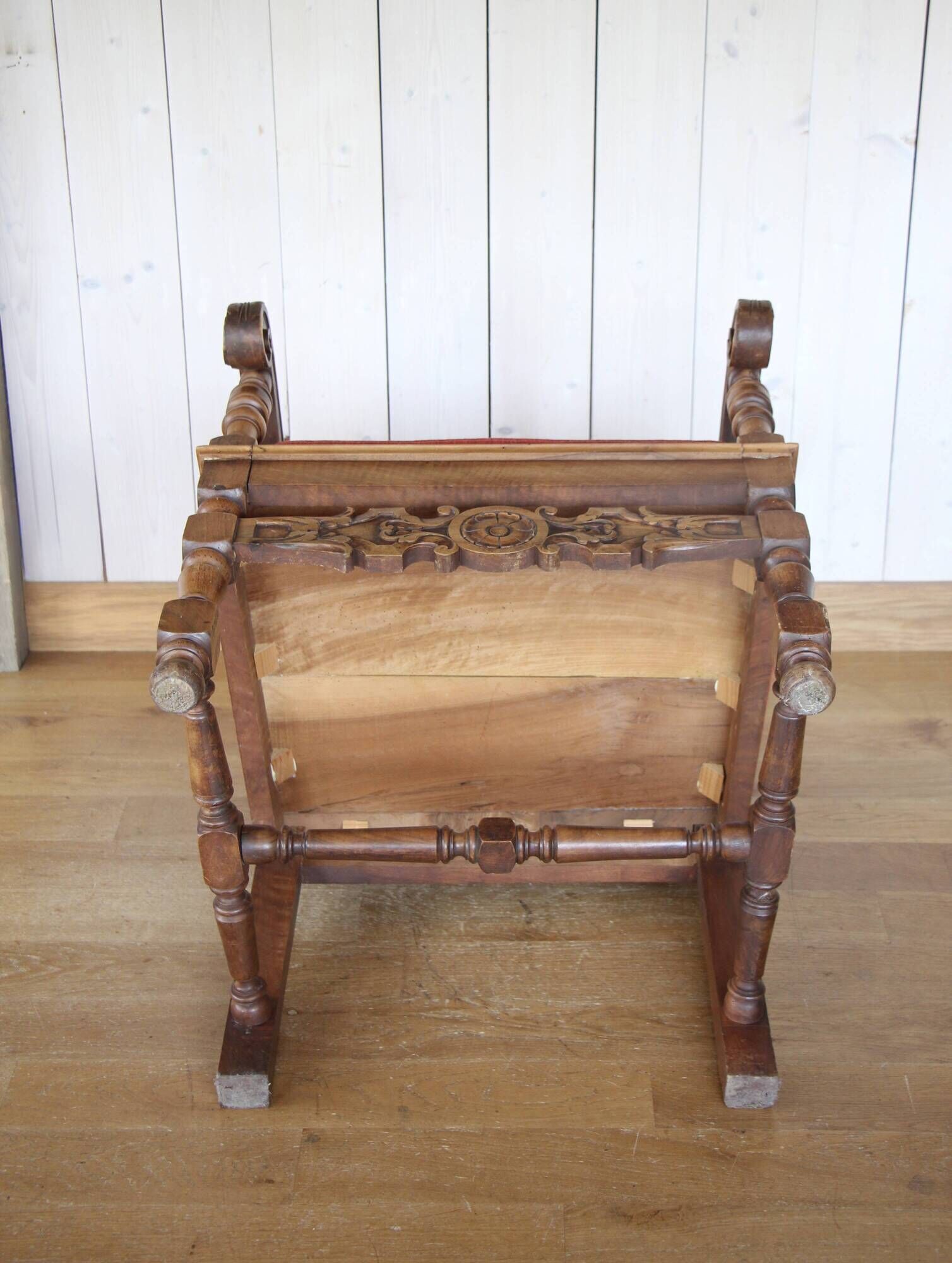 Pair of chairs in Spanish Renaissance style