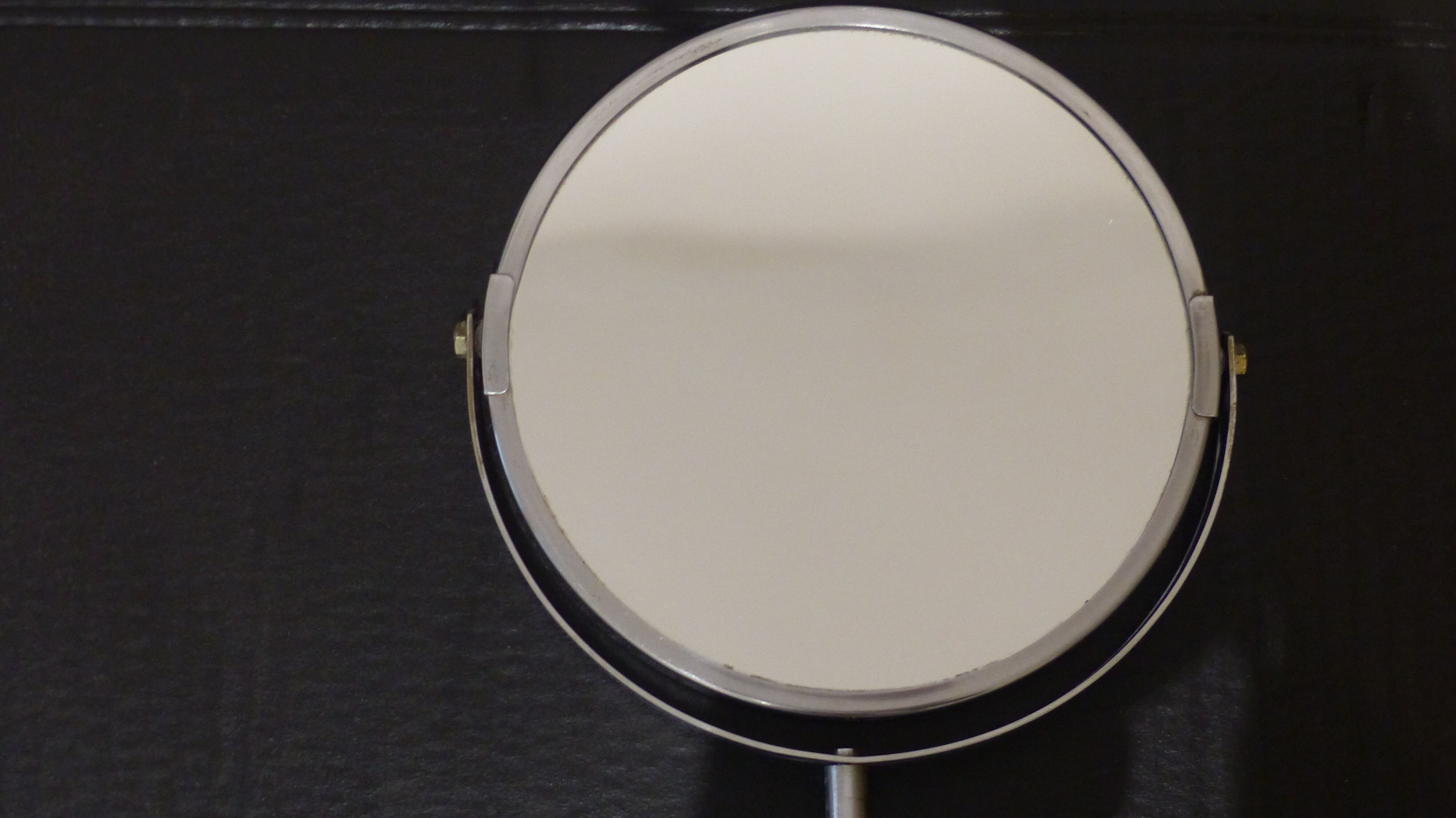 Round mirror