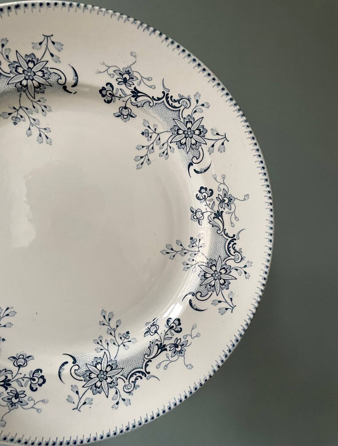 Large round dish 1900 “Réaumur” earthenware from Lunéville